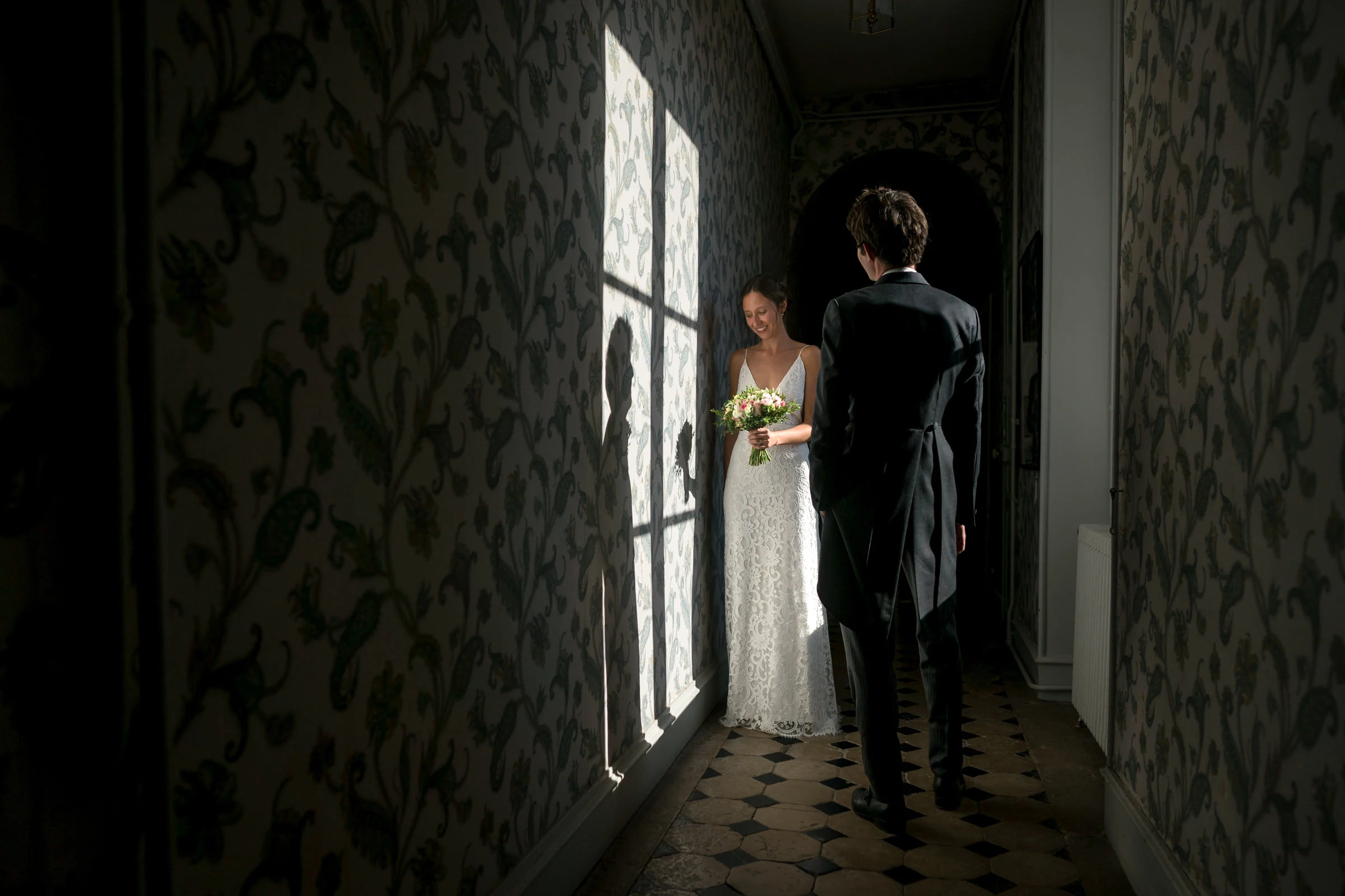 Les mariés dans un jeu d’ombre et de lumière