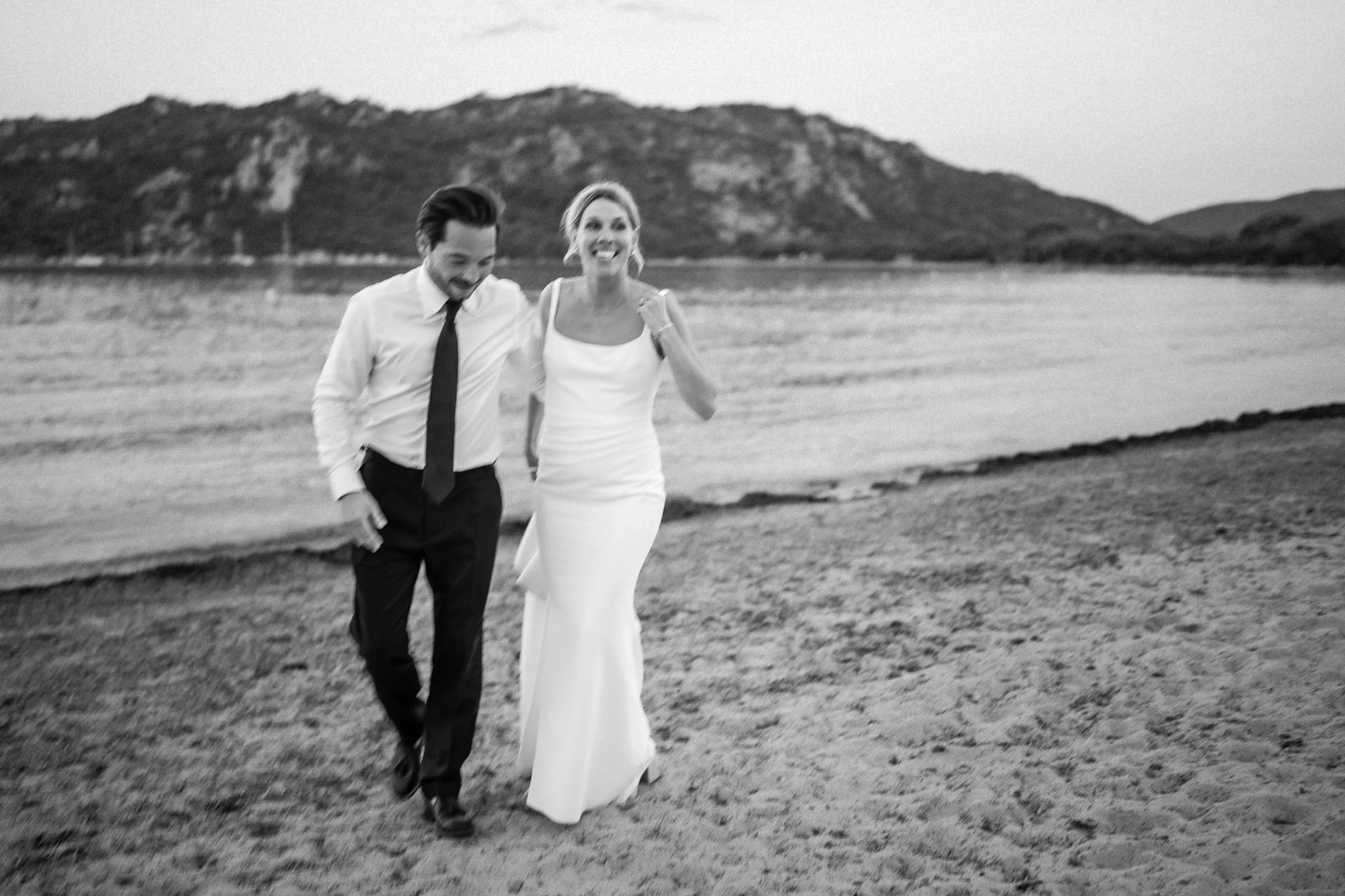 Les mariés marchent sur la plage, noir et blanc, Corse