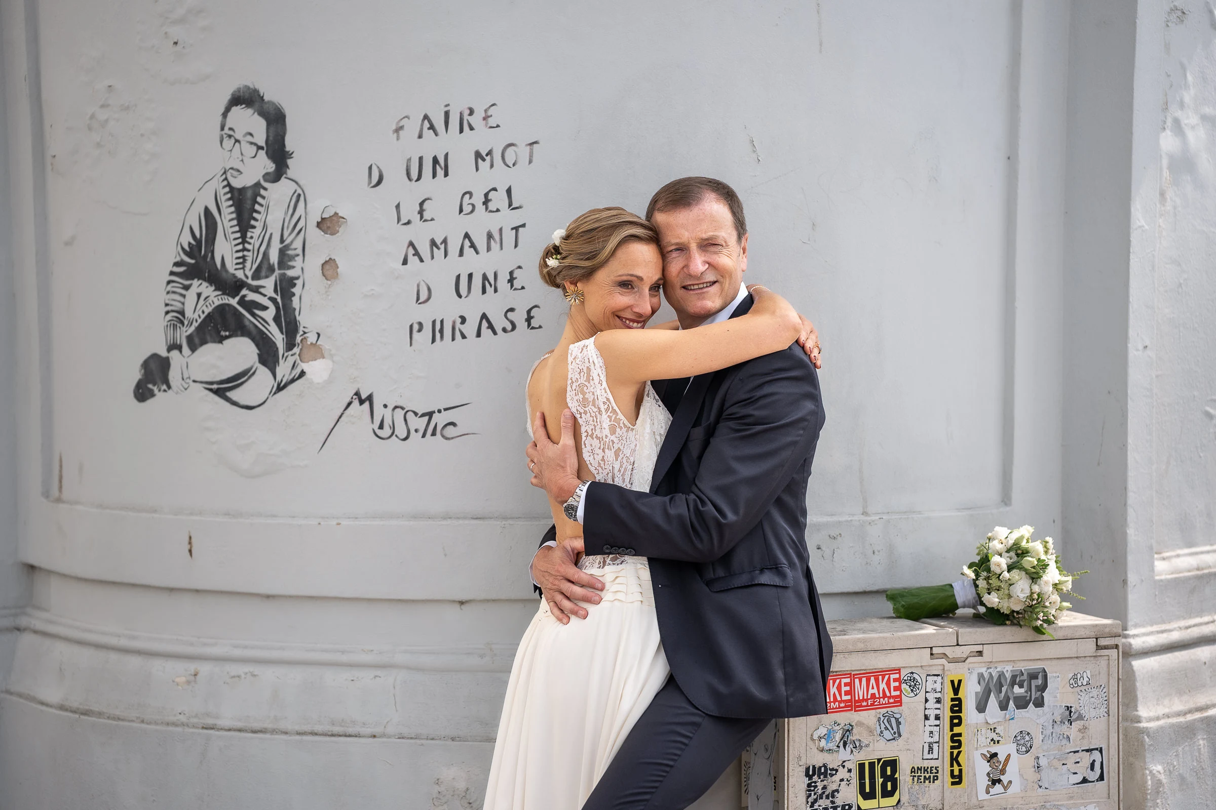 Les mariés enlacés devant une fresque murale, Trouville