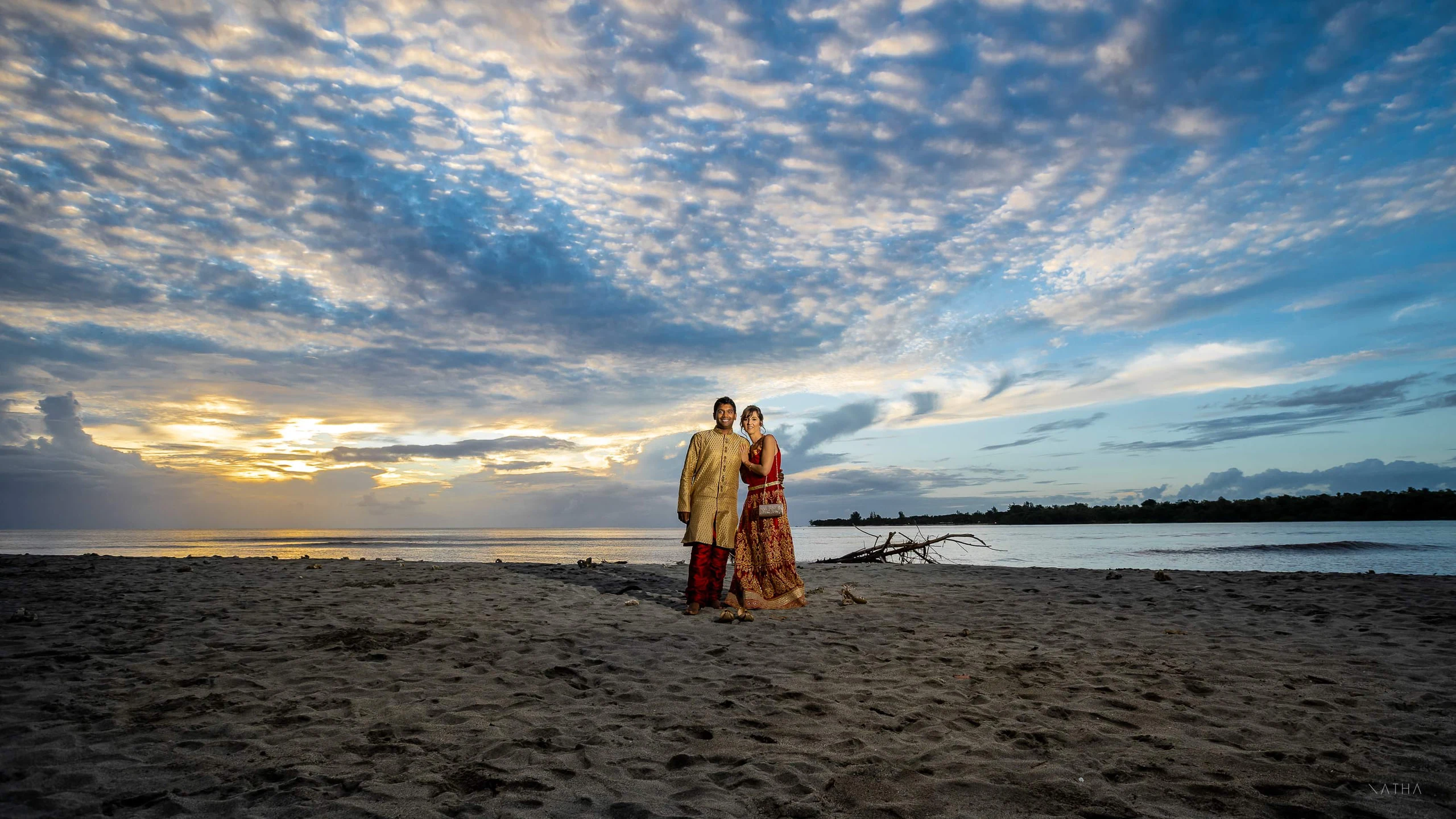 Les mariés sur la plage sous un ciel de crépuscule, île Maurice
