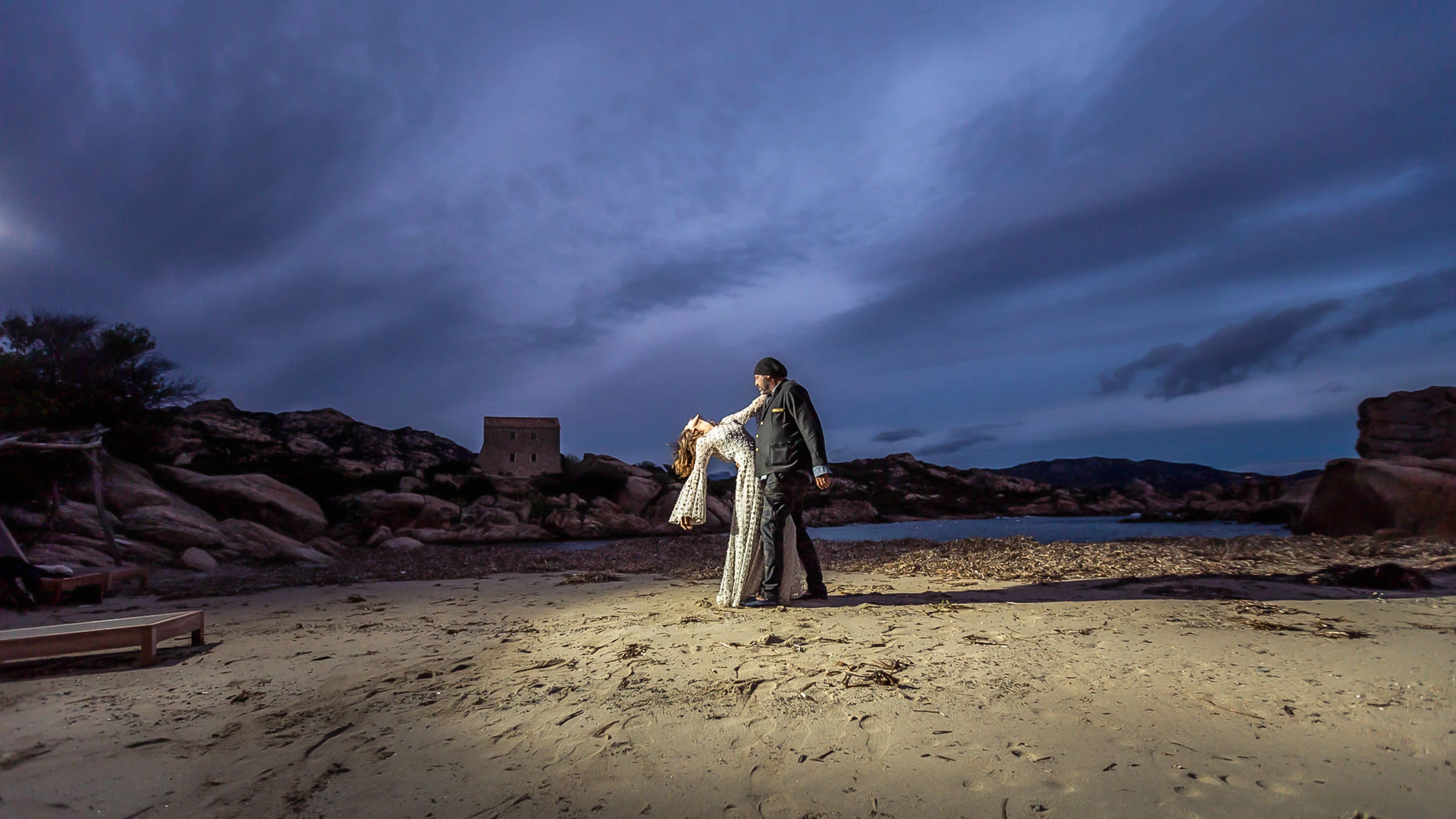 Les mariés sur la plage à la nuit tombante, domaine de Murtoli