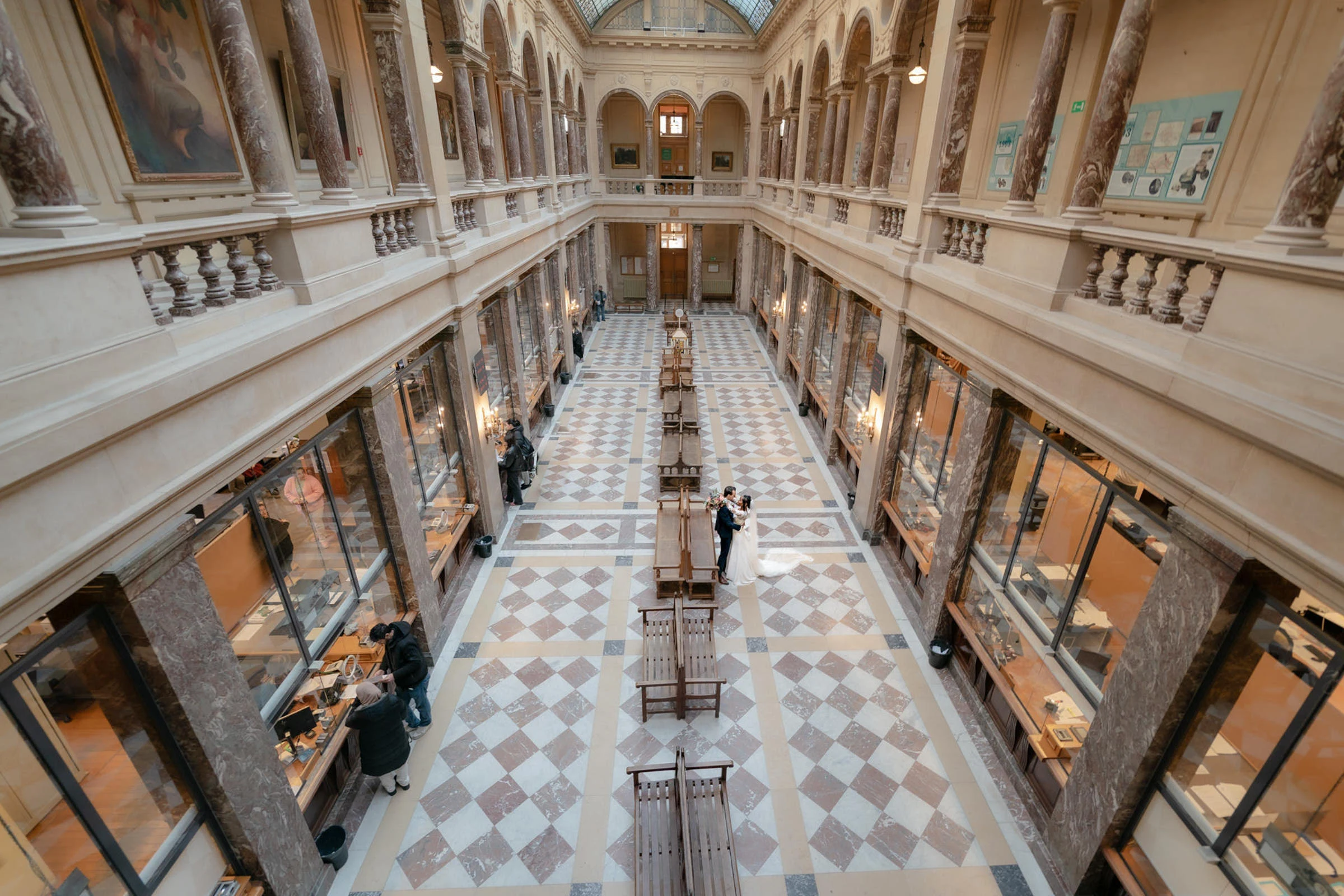 Les mariés vus en plongée dans un hall monumental, Bruxelles