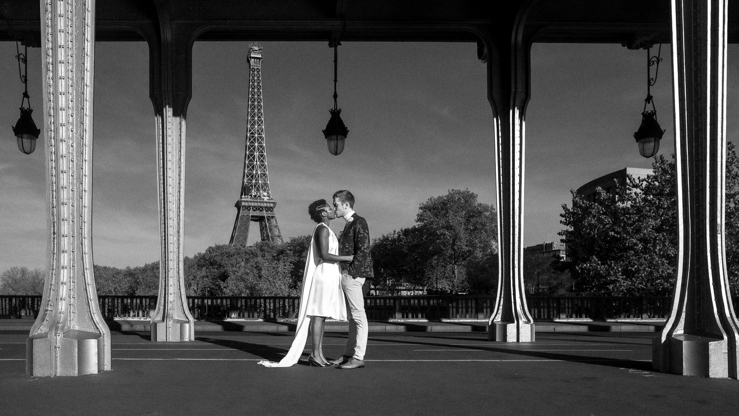 Les mariés sous le pont Bir-Hakeim face à la tour Eiffel, Paris