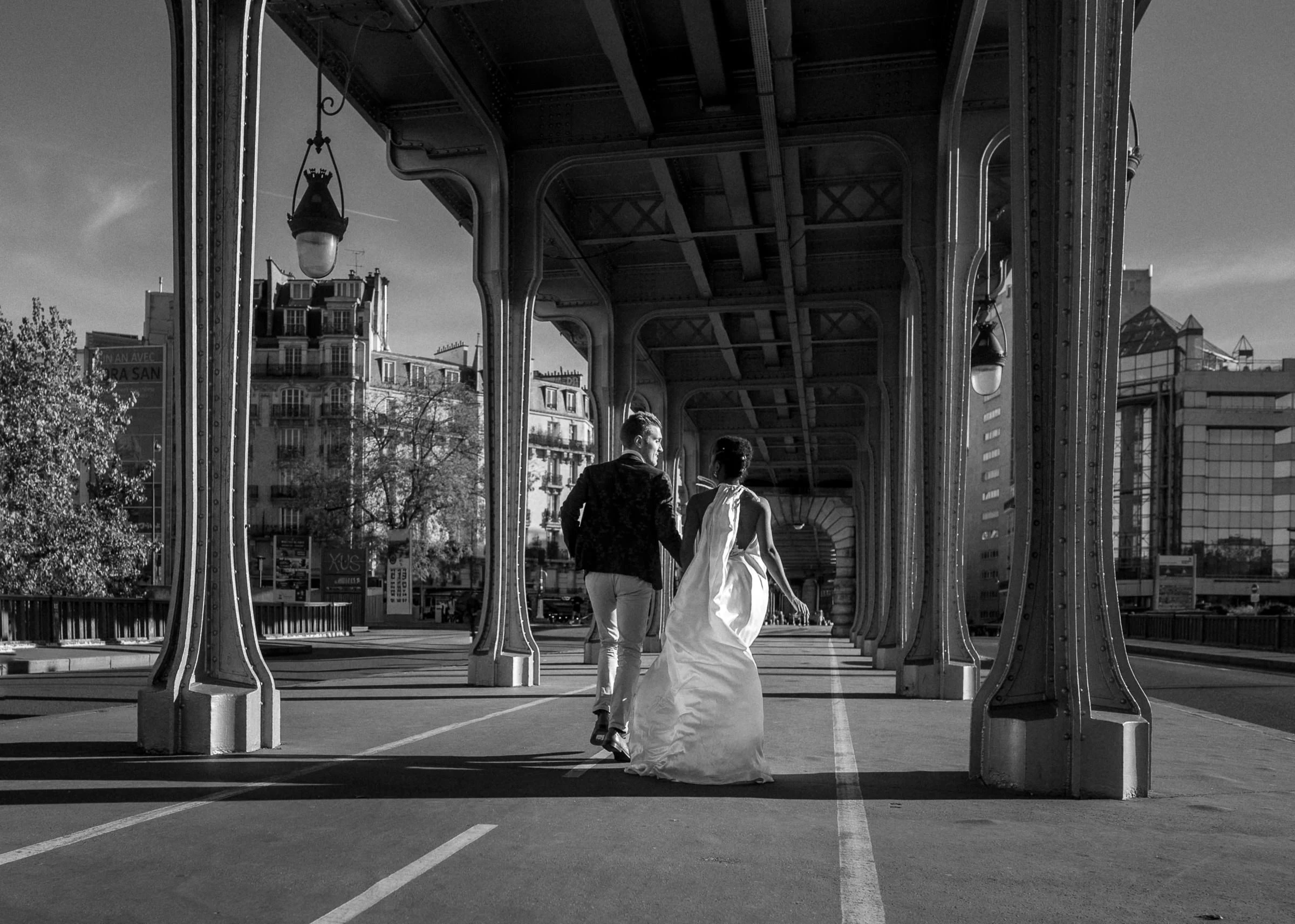 Les mariés s’éloignent sous le pont Bir-Hakeim, Paris
