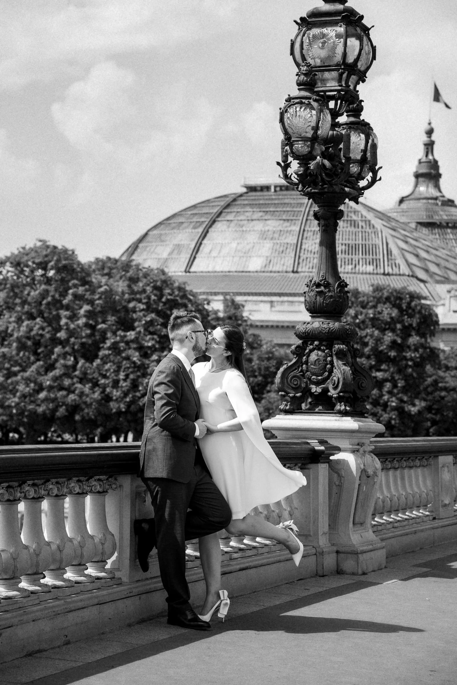 Les mariés face à la tour Eiffel entre les colonnes de Bir-Hakeim, Paris