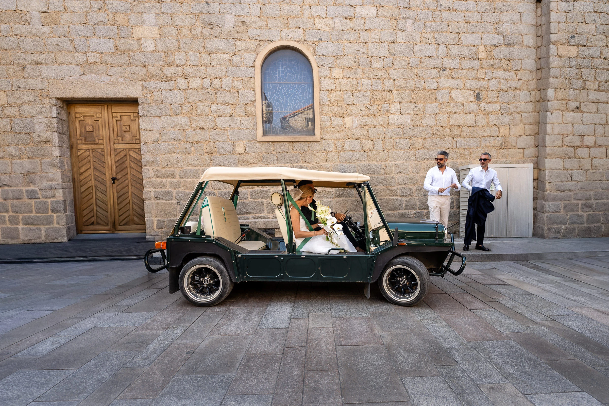 Les mariés dans la Mini Moke devant l’église de Porto-Vecchio