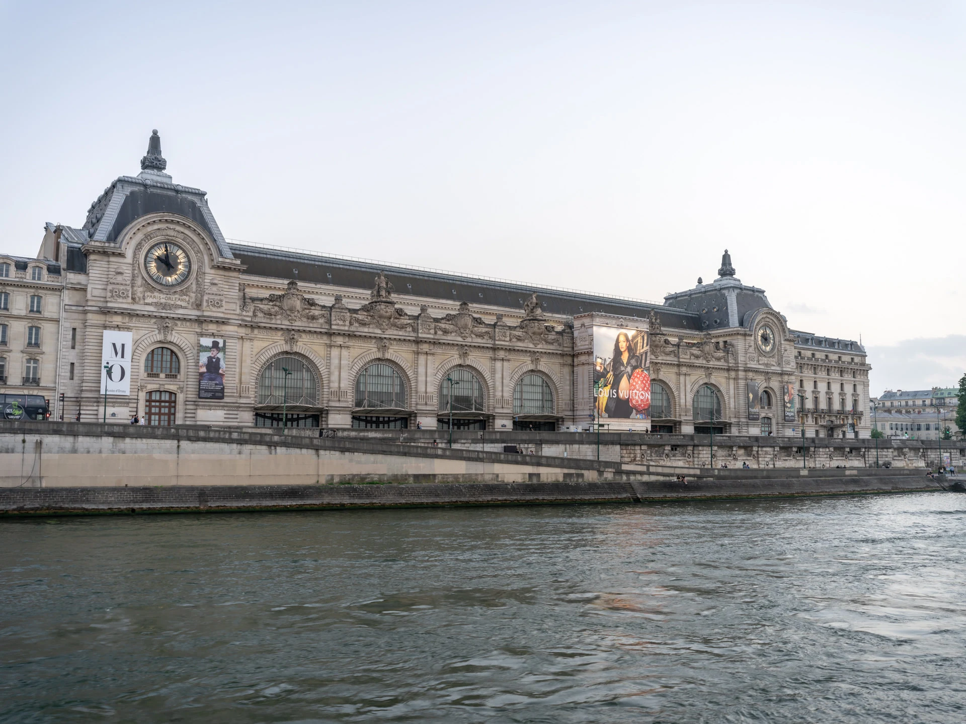 La façade du musée d’Orsay depuis la Seine