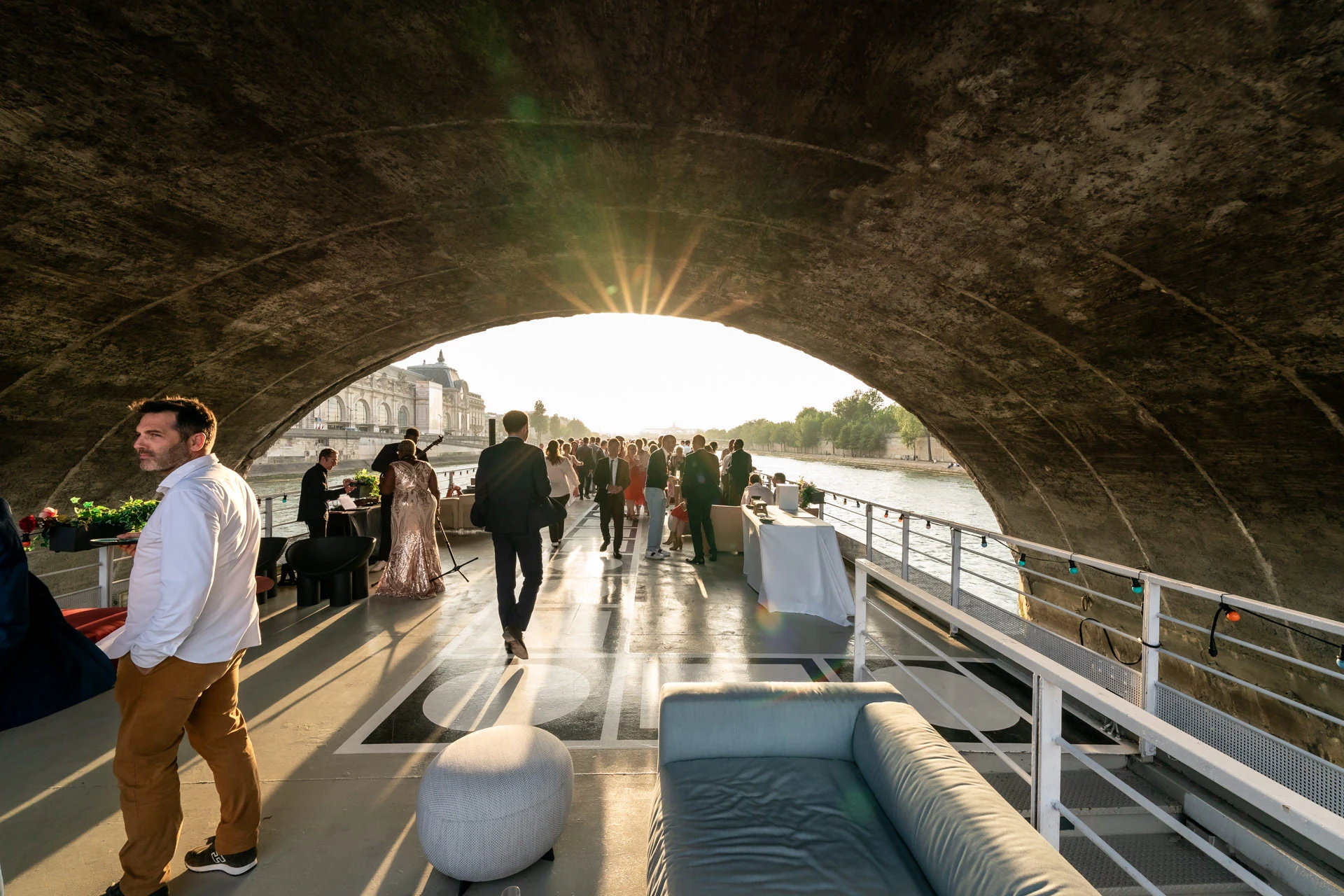 Passage sous un pont de Seine à contre-jour, depuis la péniche