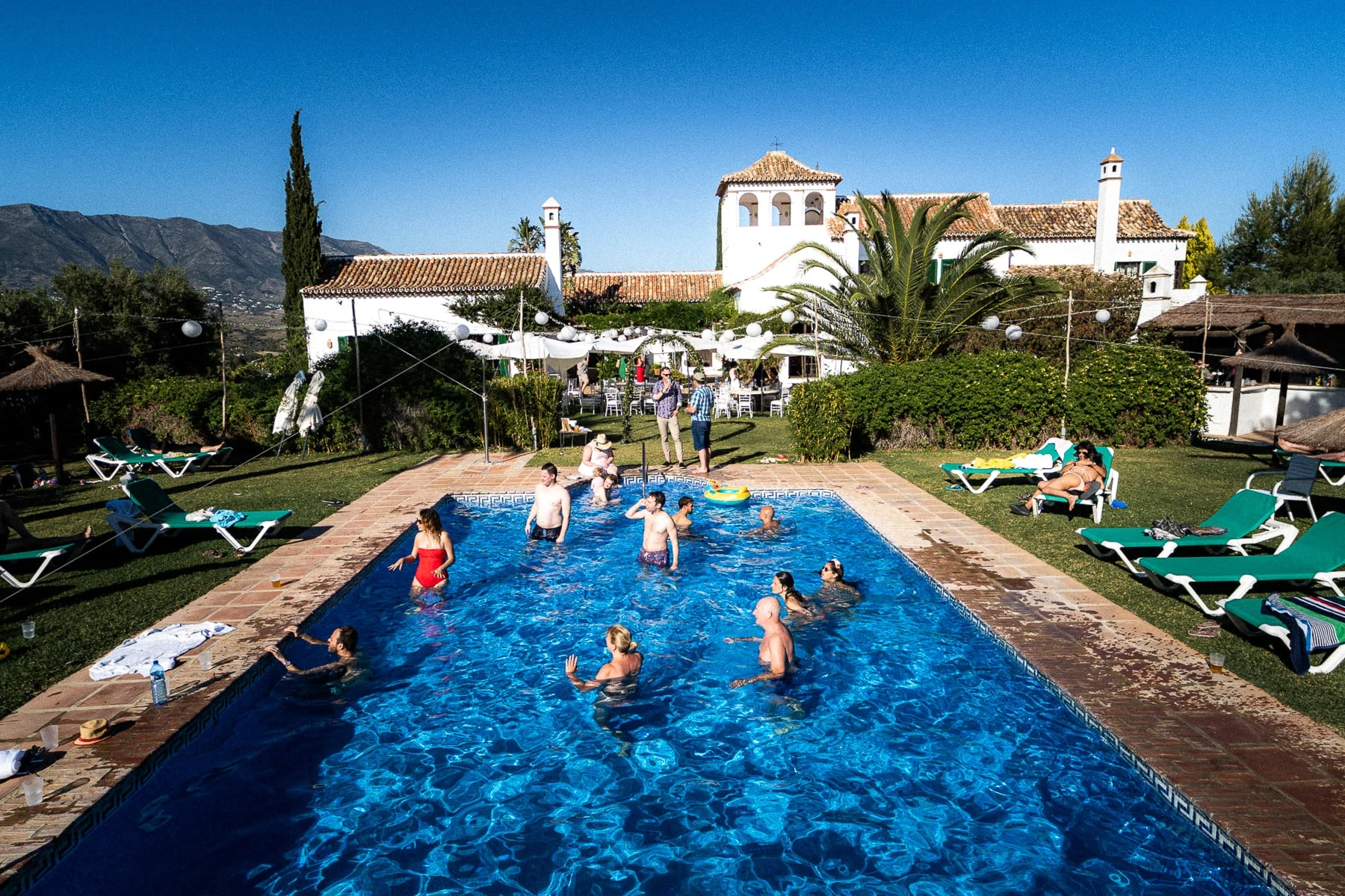 Les invités dans la piscine de la finca, Andalousie