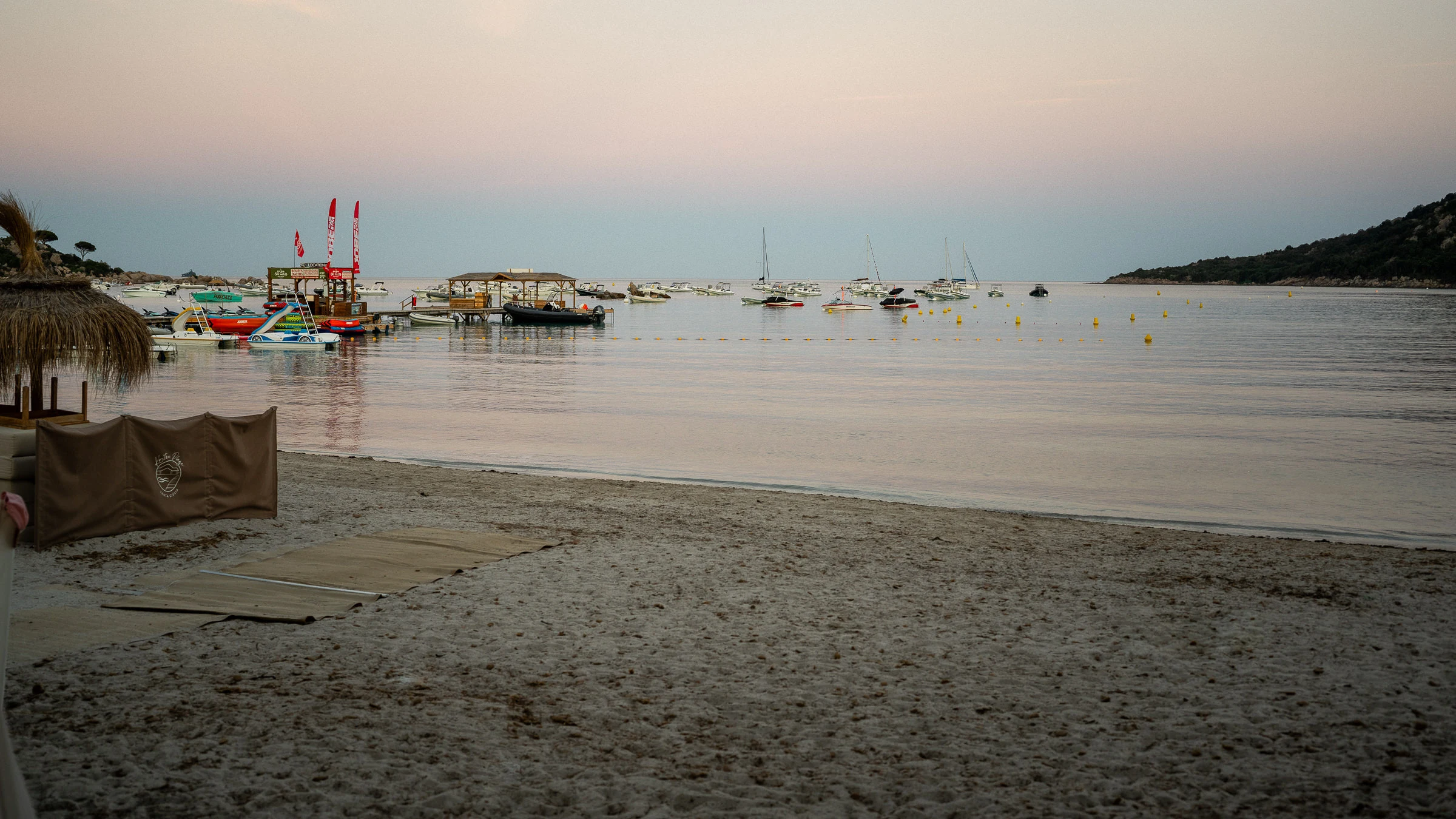 La plage de Santa Giulia au crépuscule, Corse