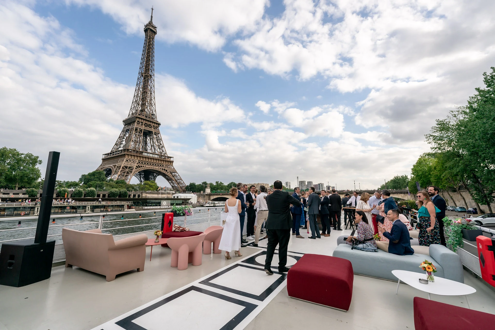 Le pont de la péniche aménagé pour la réception, tour Eiffel en fond