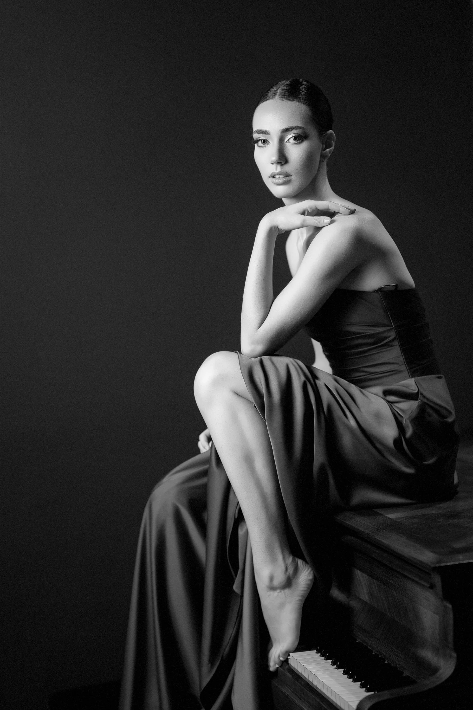 Portrait officiel en studio, noir et blanc
