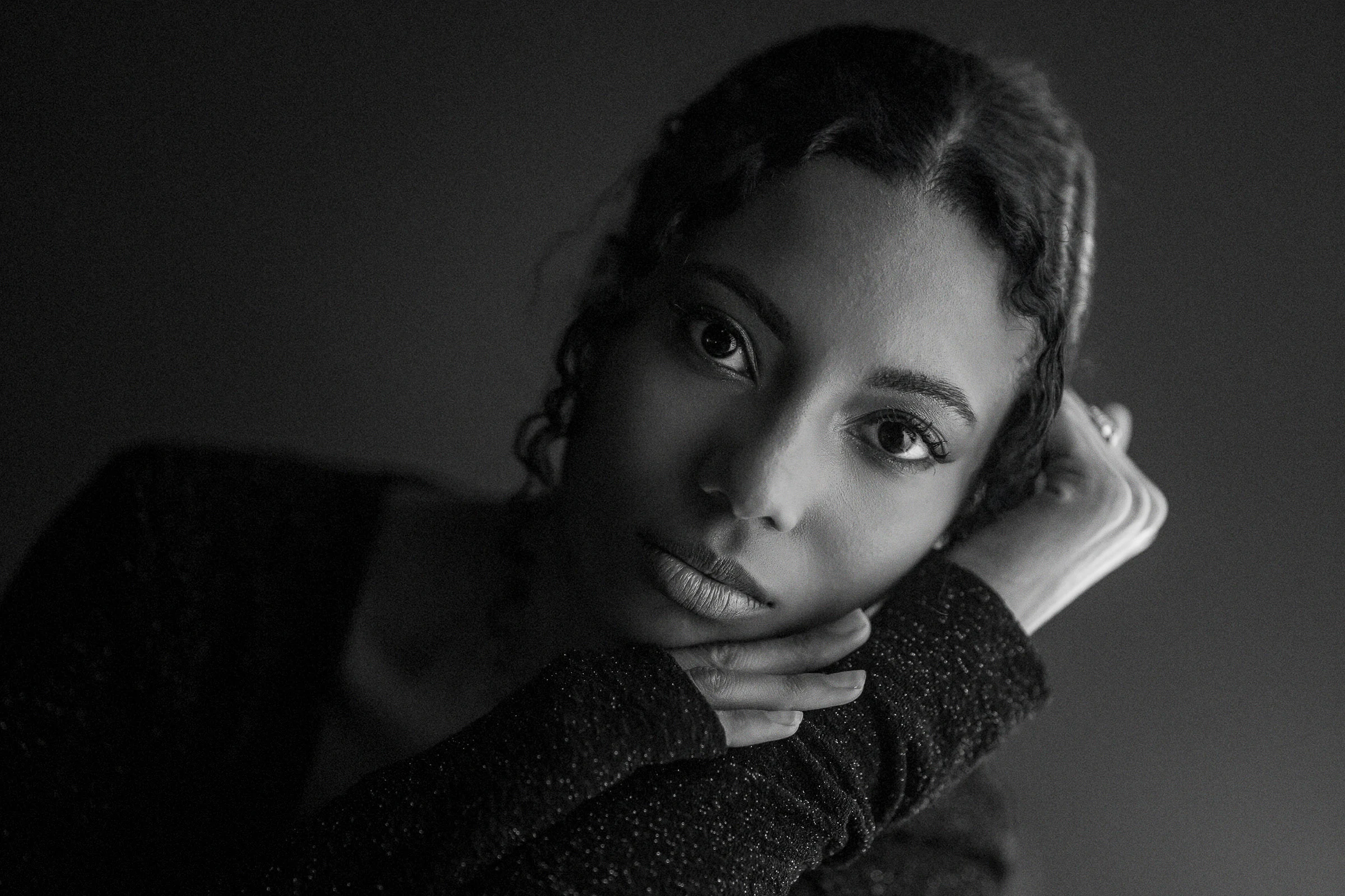 Portrait Art & Âme : main au visage, regard dense, noir et blanc