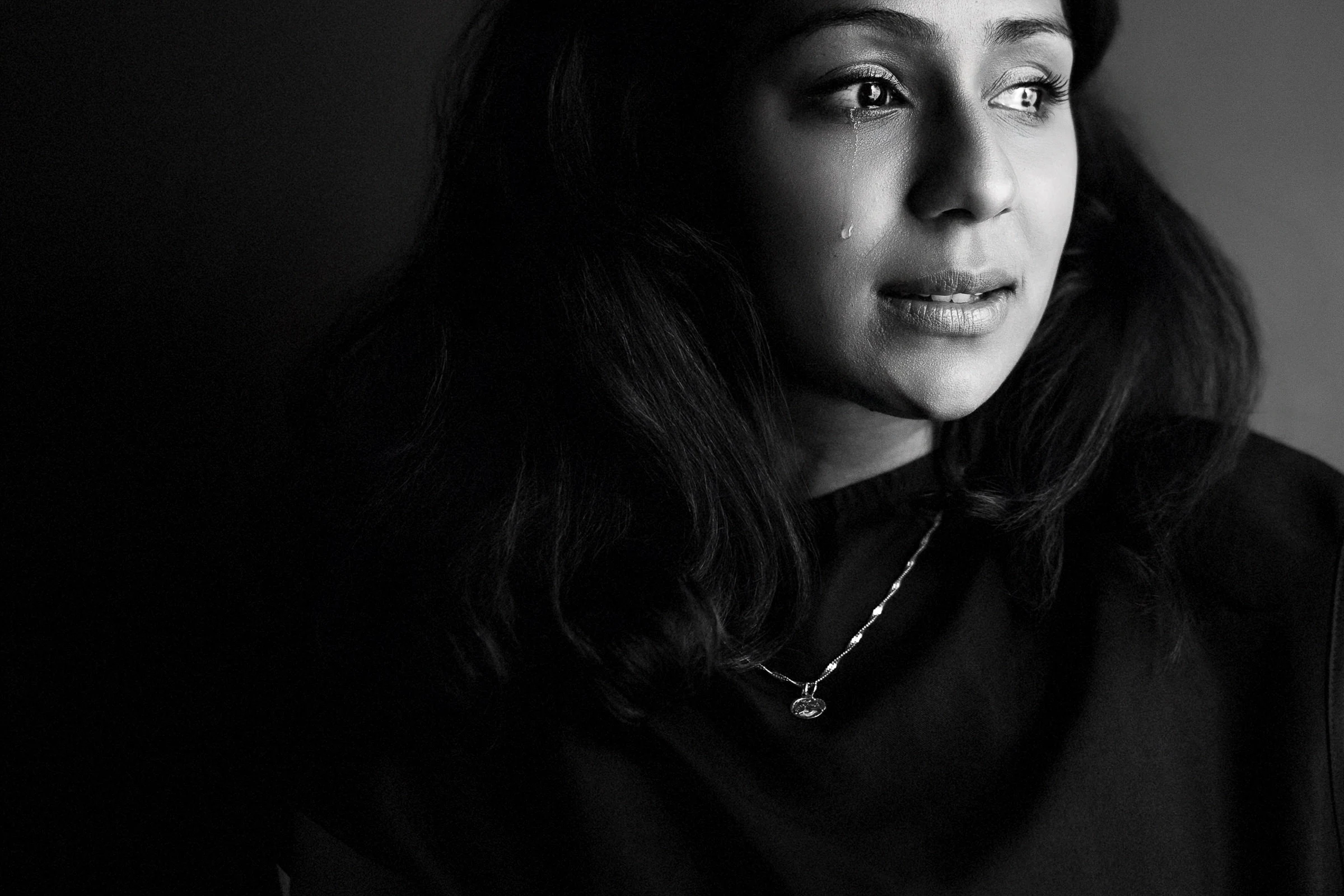 Portrait Art & Âme : regard tourné vers la lumière, noir et blanc