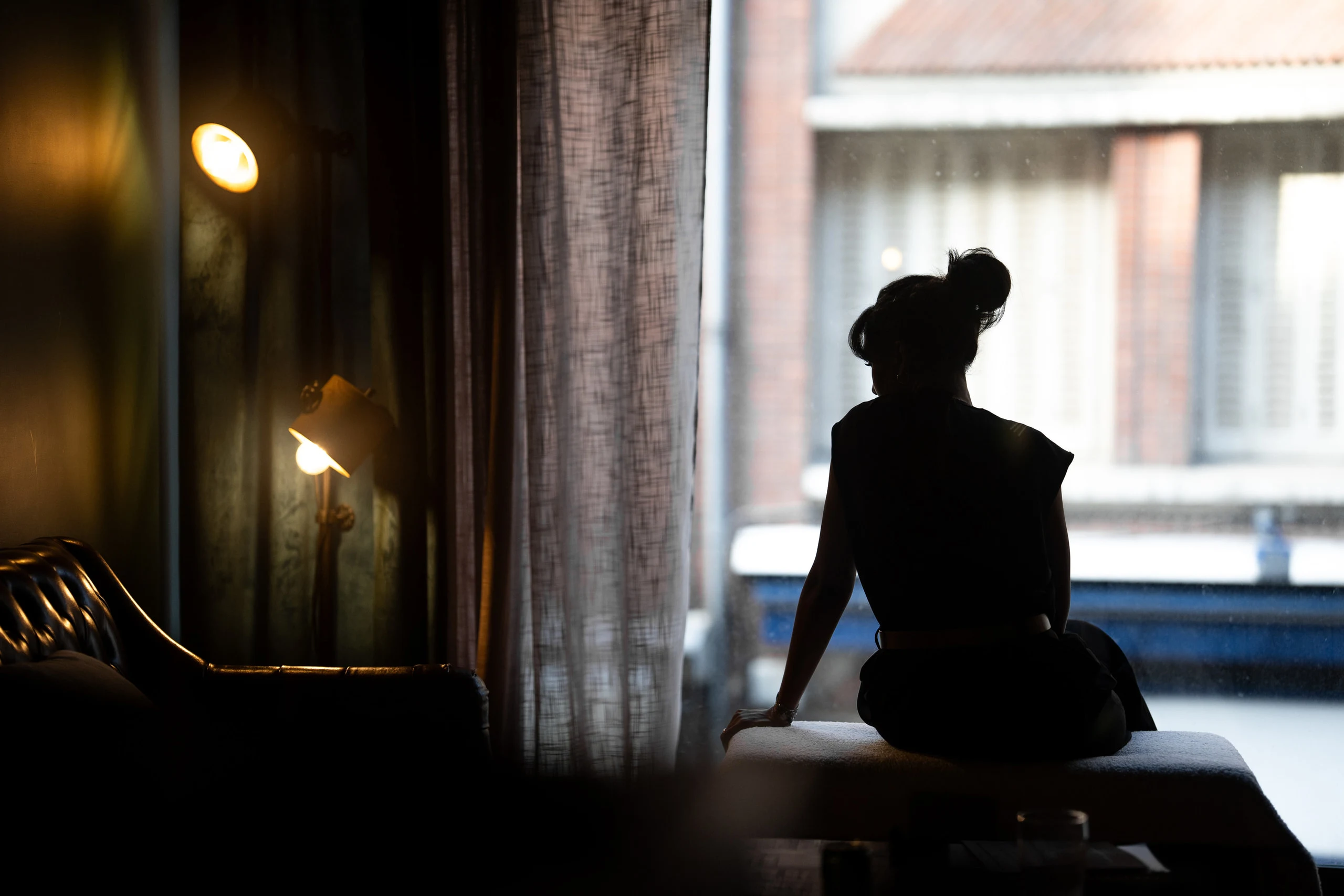 Silhouette à la fenêtre près de la lampe, séance Art & Âme