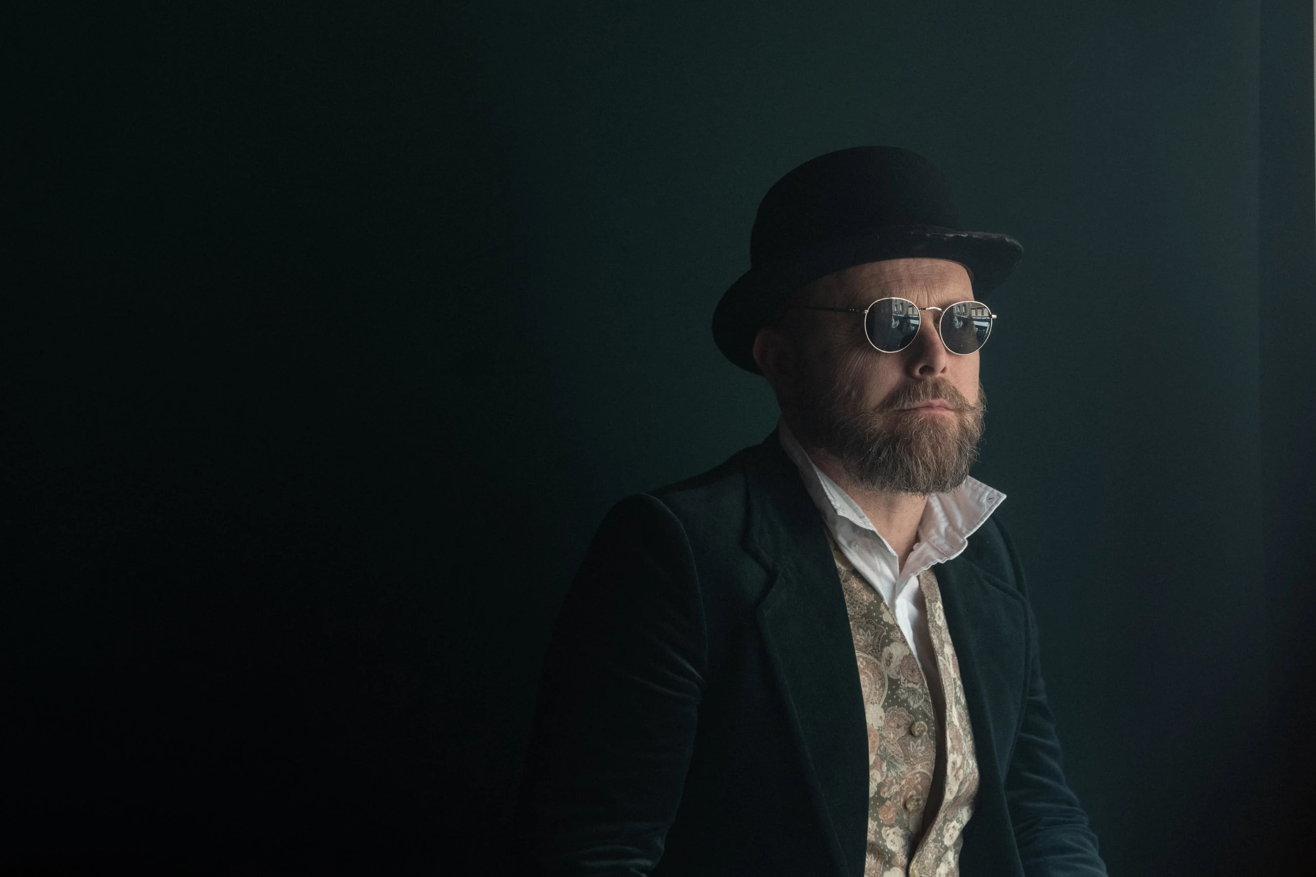 Portrait d’homme au chapeau melon et lunettes rondes, studio à Gien