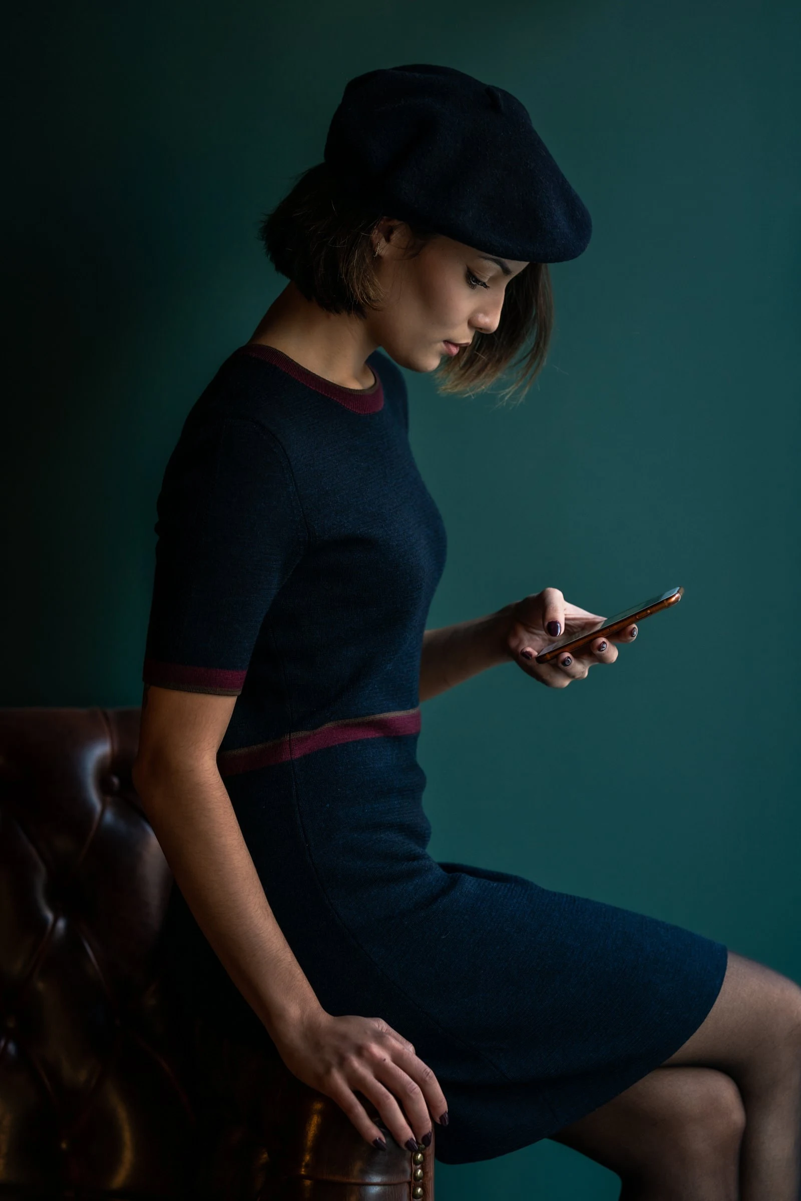 Béret et robe marine sur le chesterfield, studio à Gien