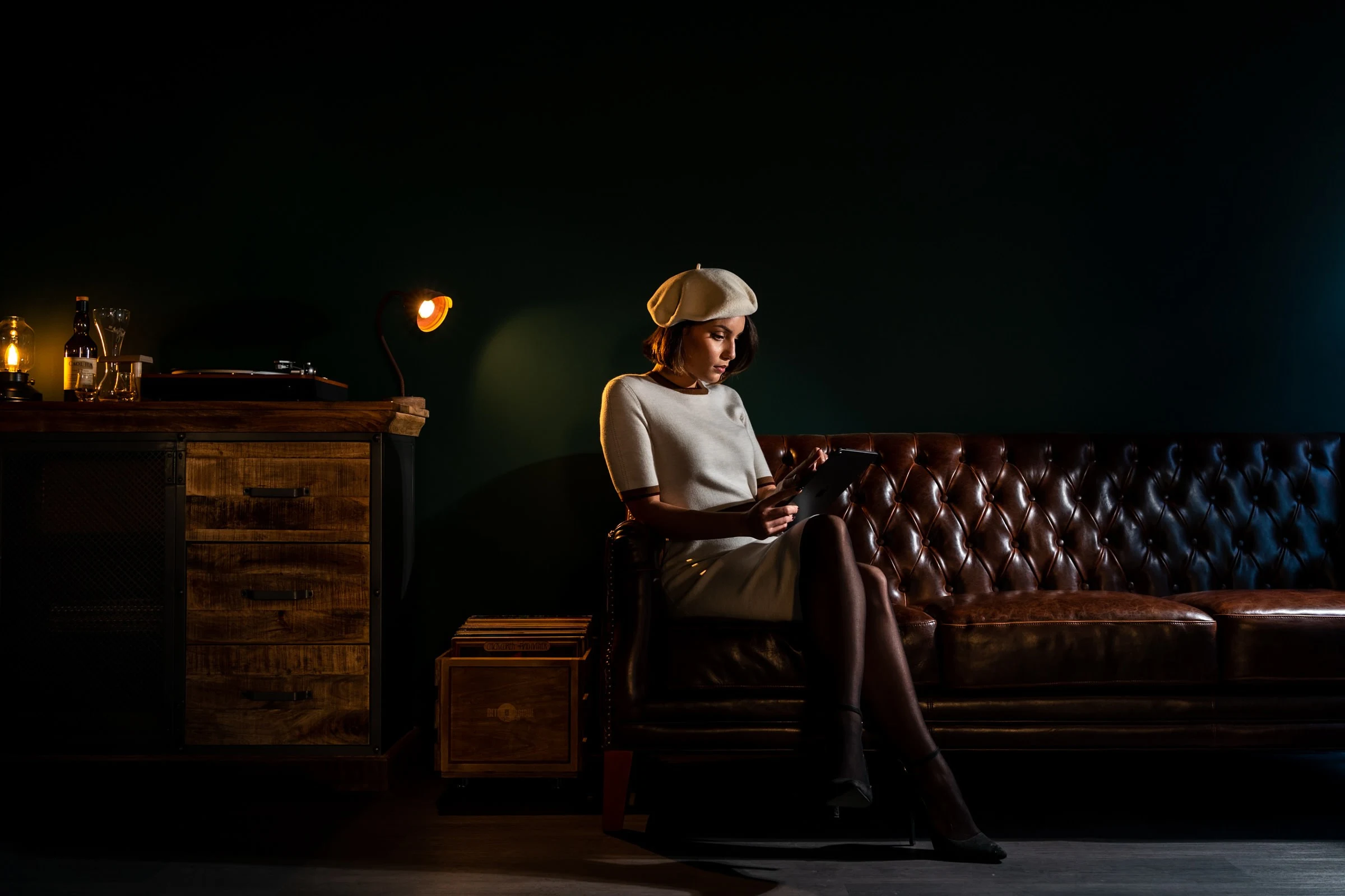 Sur le chesterfield, platine et vinyles, ambiance feutrée du studio à Gien