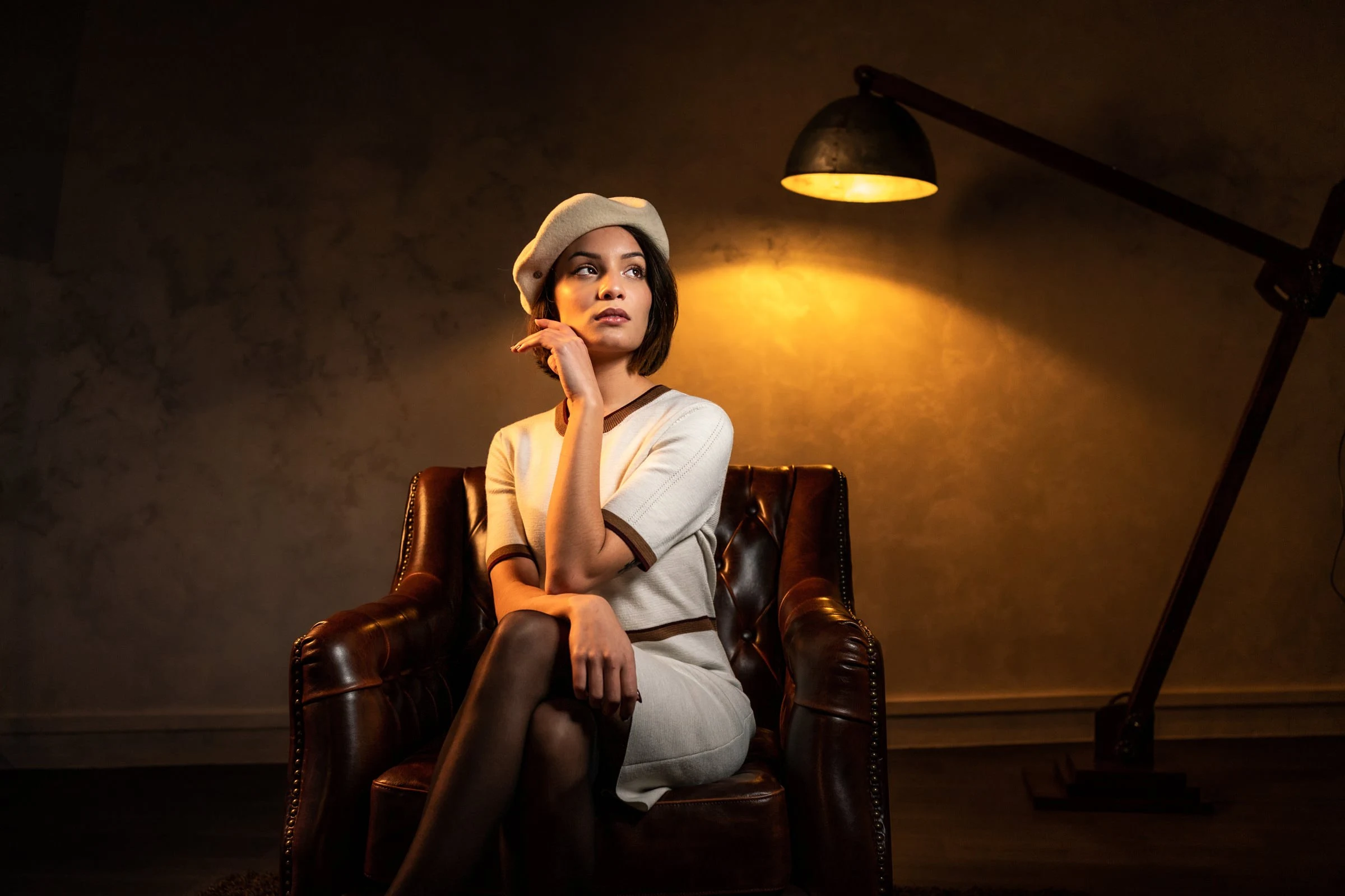 Dans le fauteuil en cuir sous la lampe industrielle, studio à Gien
