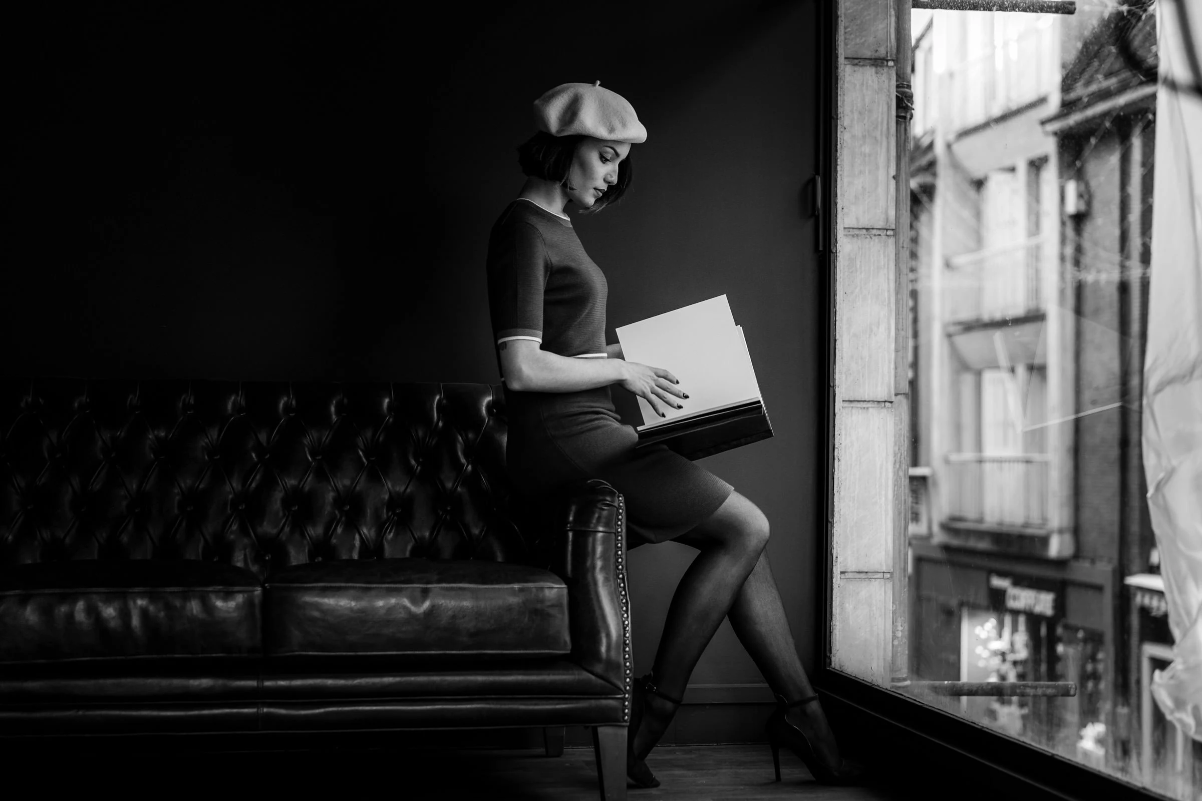 Lecture à la fenêtre ouverte sur la rue, noir et blanc, studio à Gien