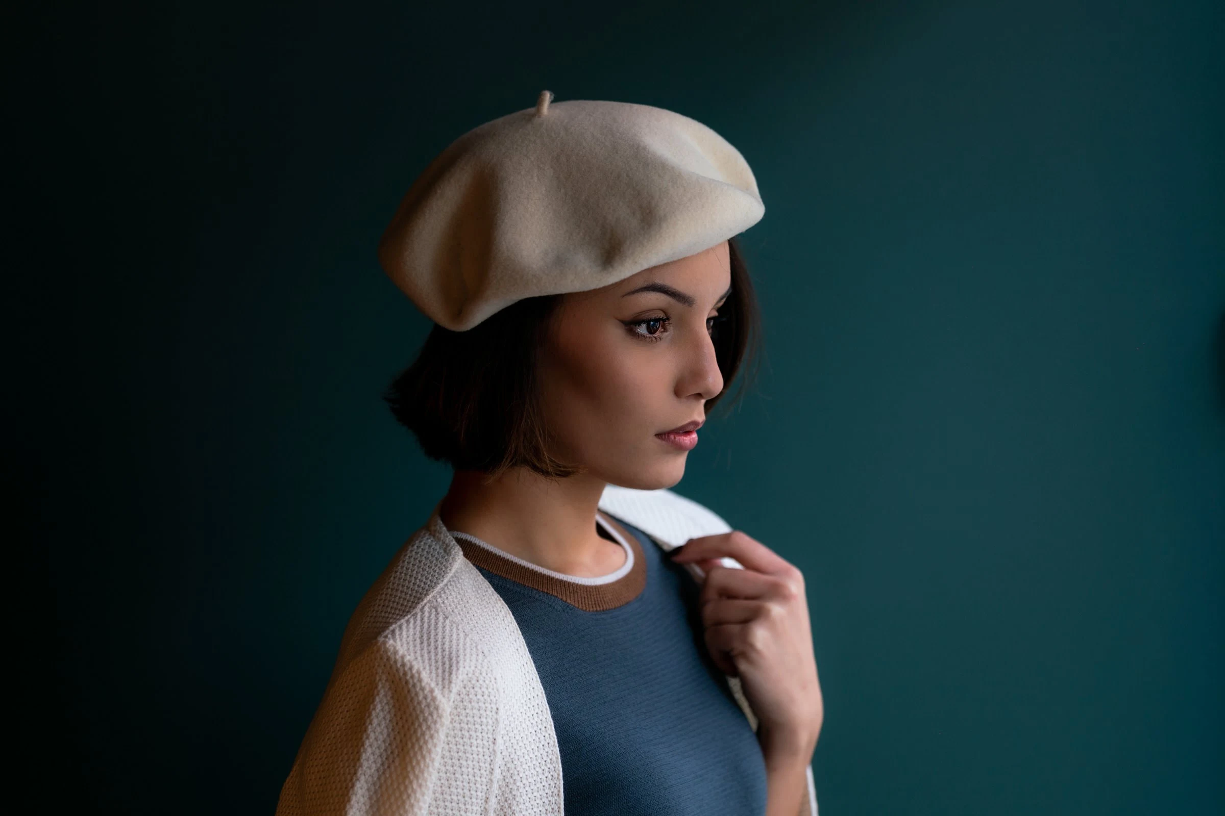 De profil, béret clair sur mur vert, studio à Gien