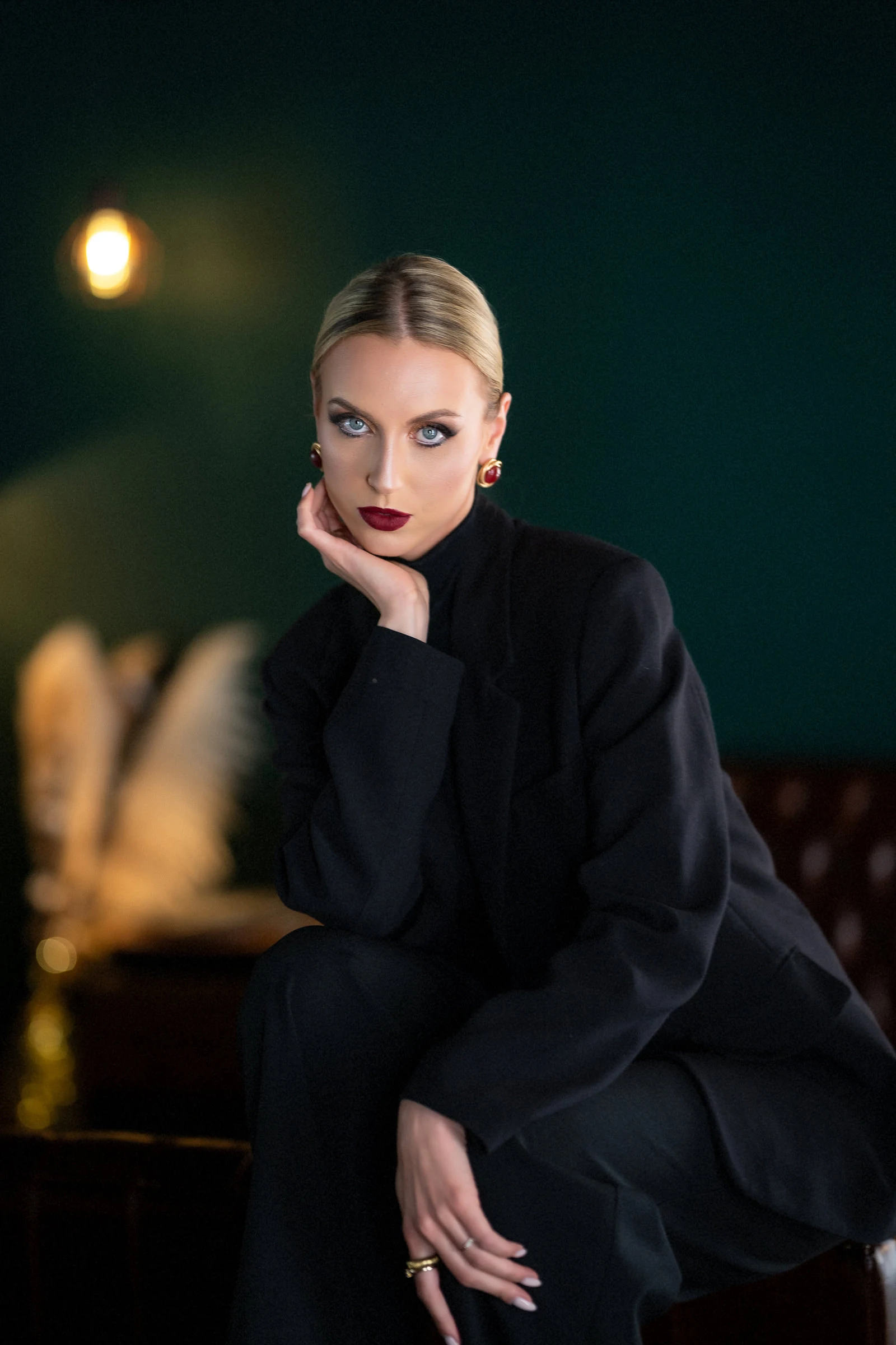Portrait en costume sombre sur fauteuil de cuir, studio de Gien