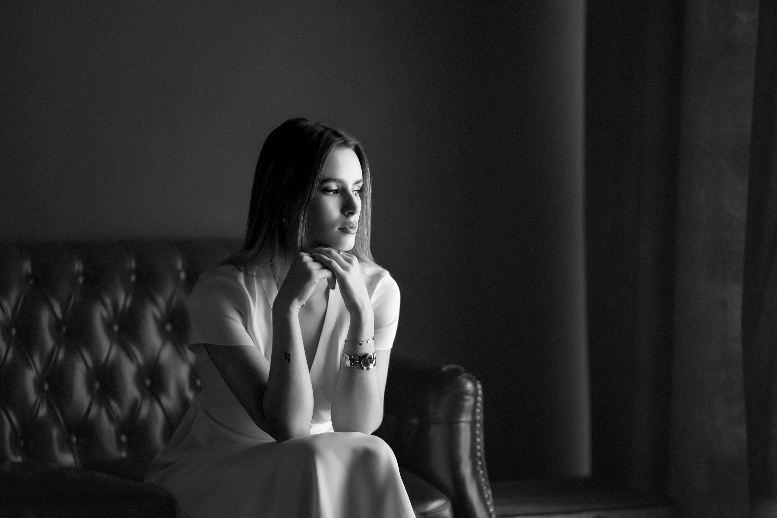 Portrait assis sur un canapé chesterfield, séance Portrait: Art & Âme