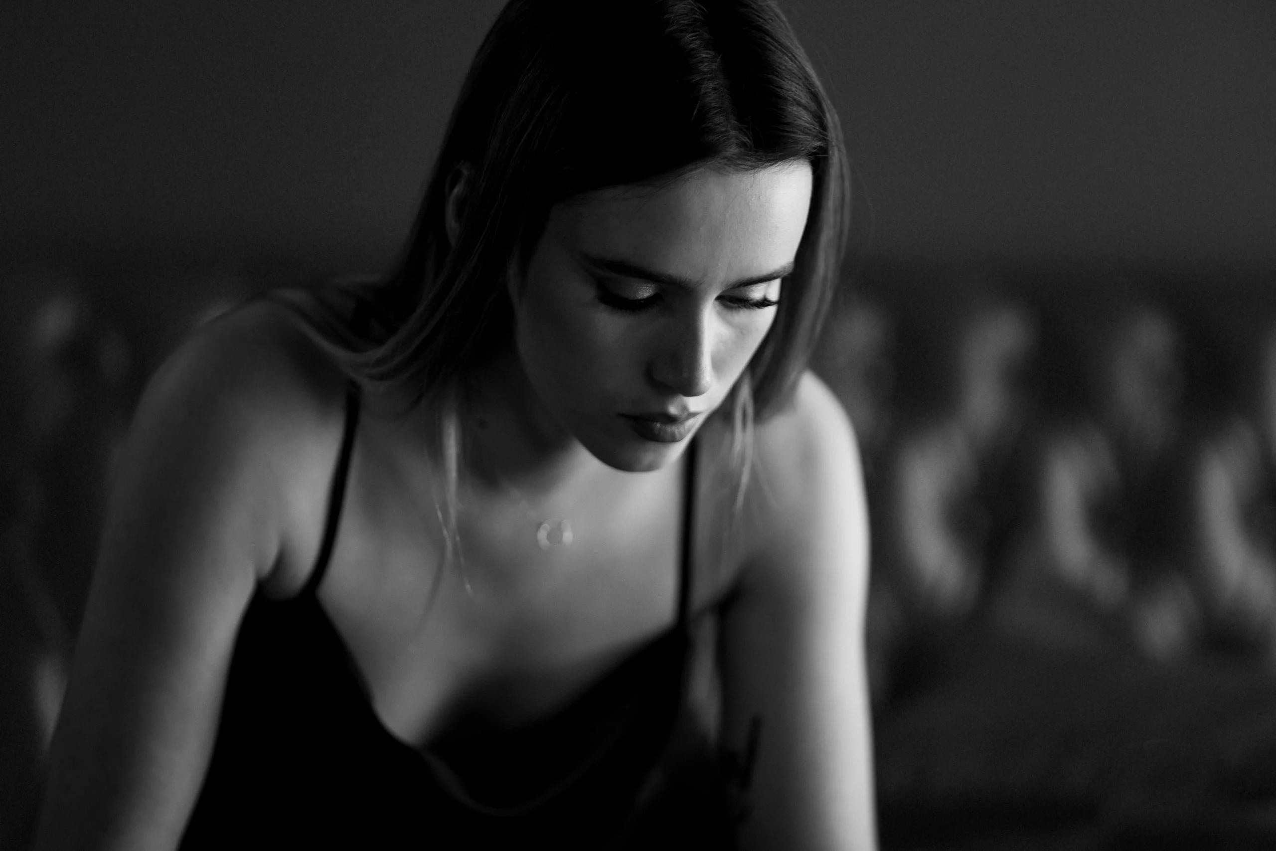 Portrait en noir et blanc sur une scène