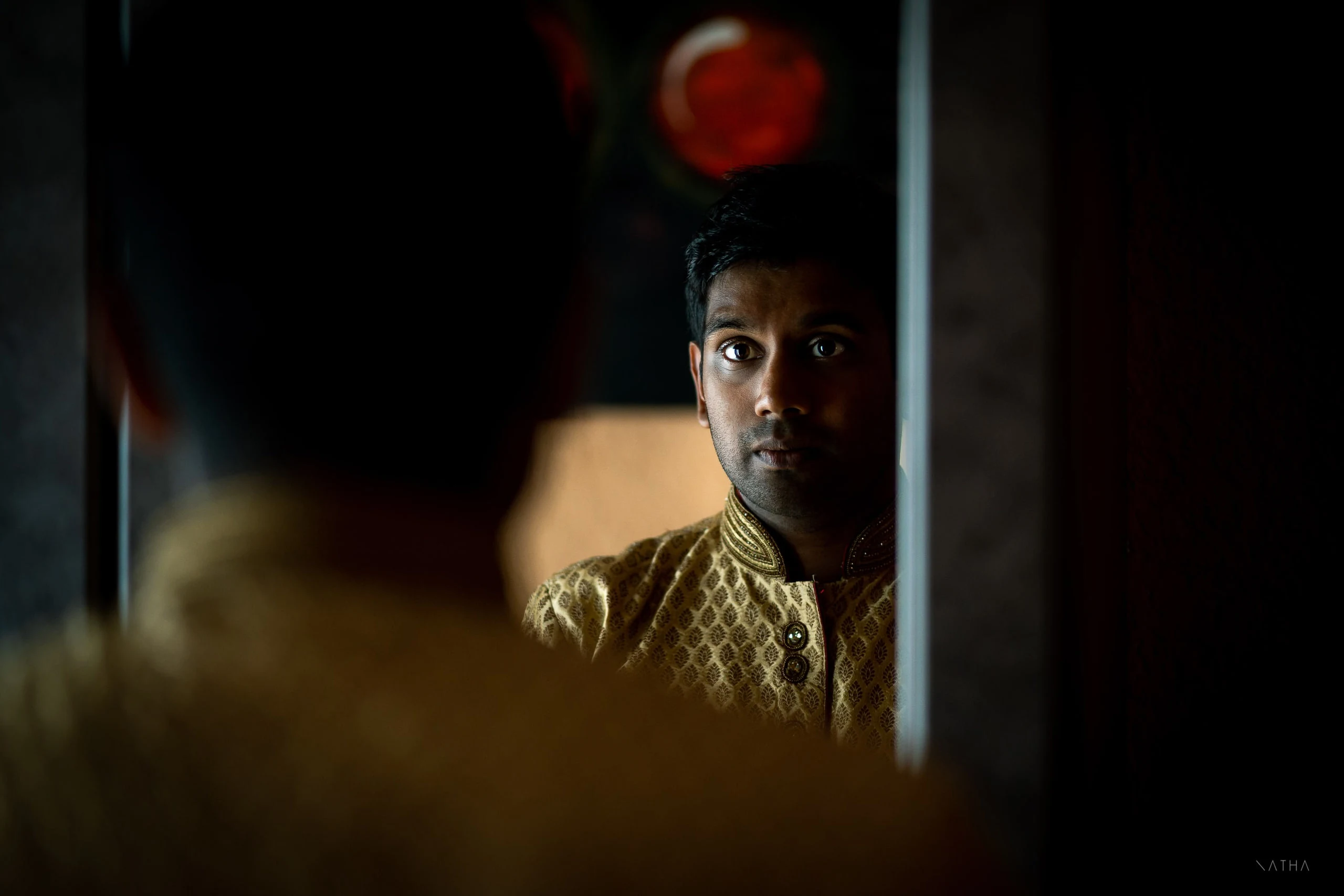 Portrait du marié en sherwani dans la pénombre, île Maurice