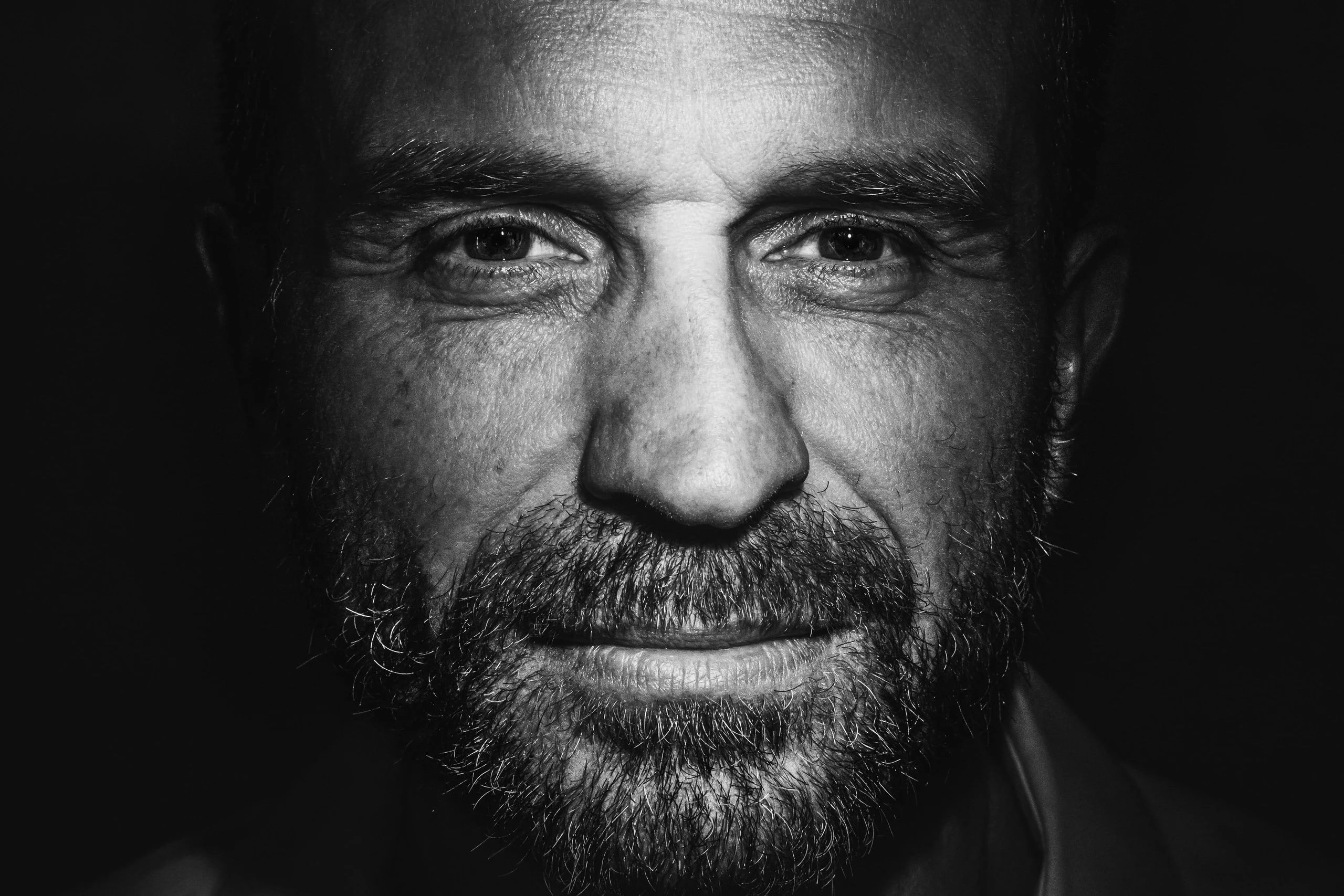Portrait d’un pianiste de jazz à son instrument
