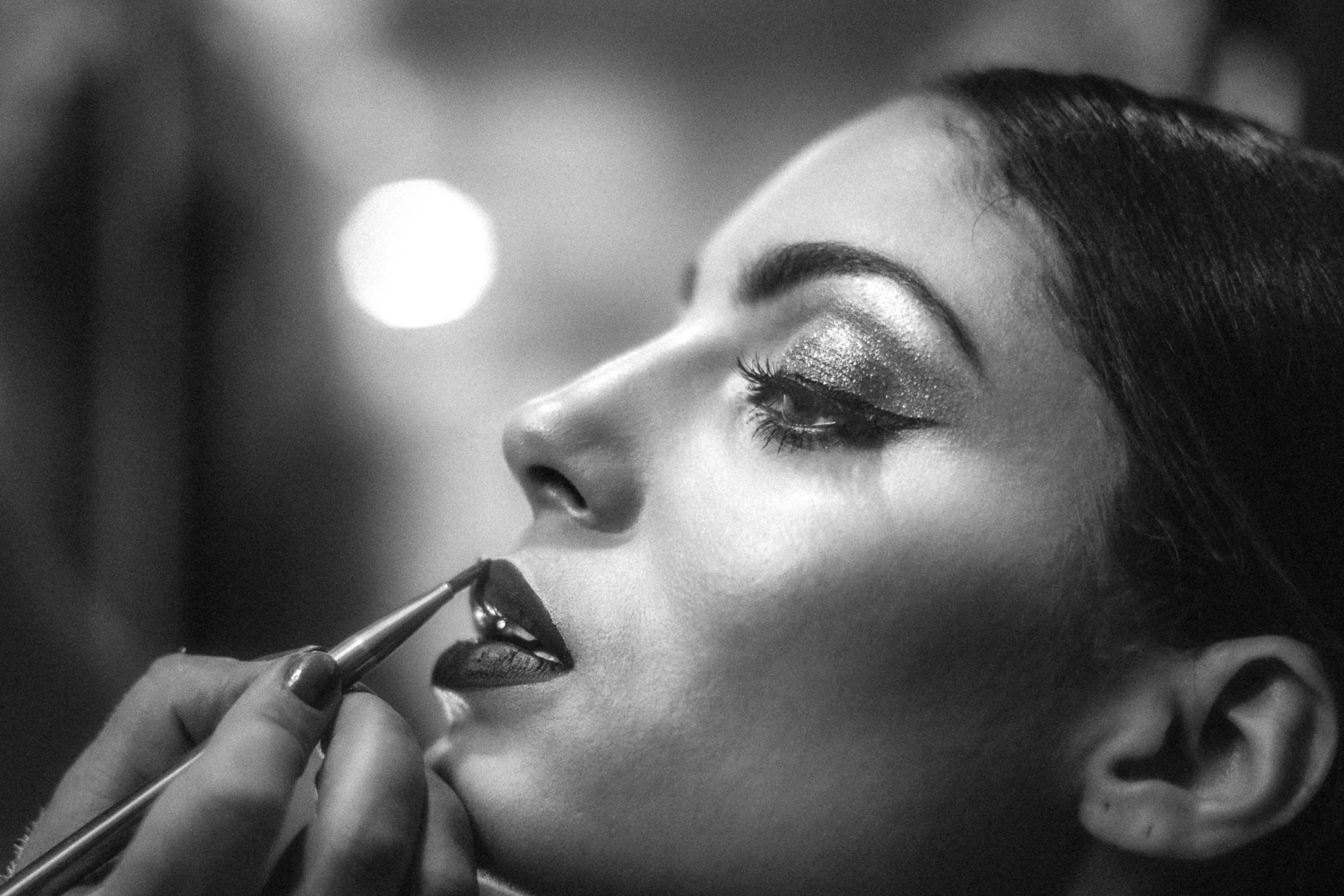 Le maquillage des lèvres en coulisses, noir et blanc