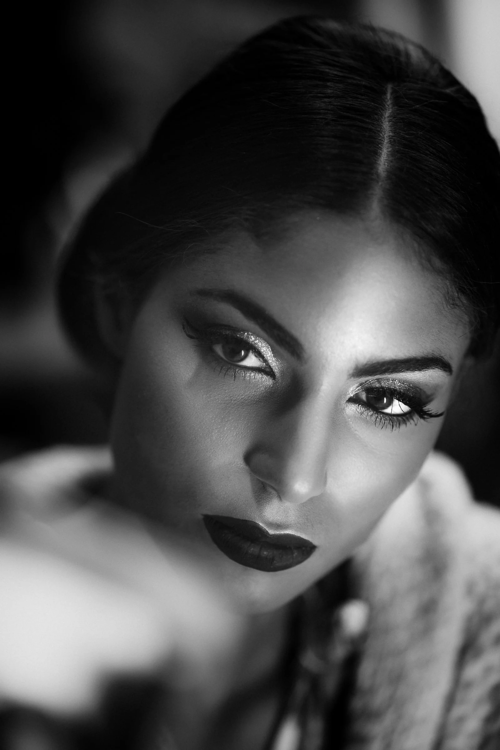 Regard en clair-obscur, noir et blanc