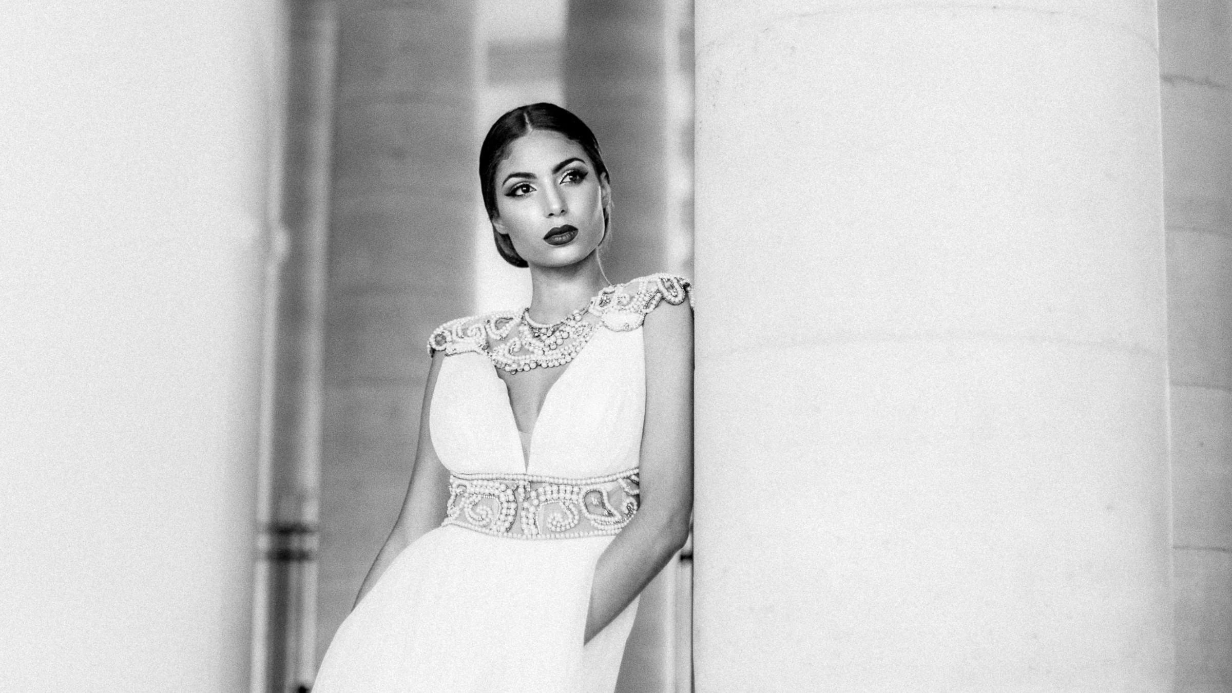 Robe blanche brodée contre une colonne, noir et blanc, Palais-Royal, Paris