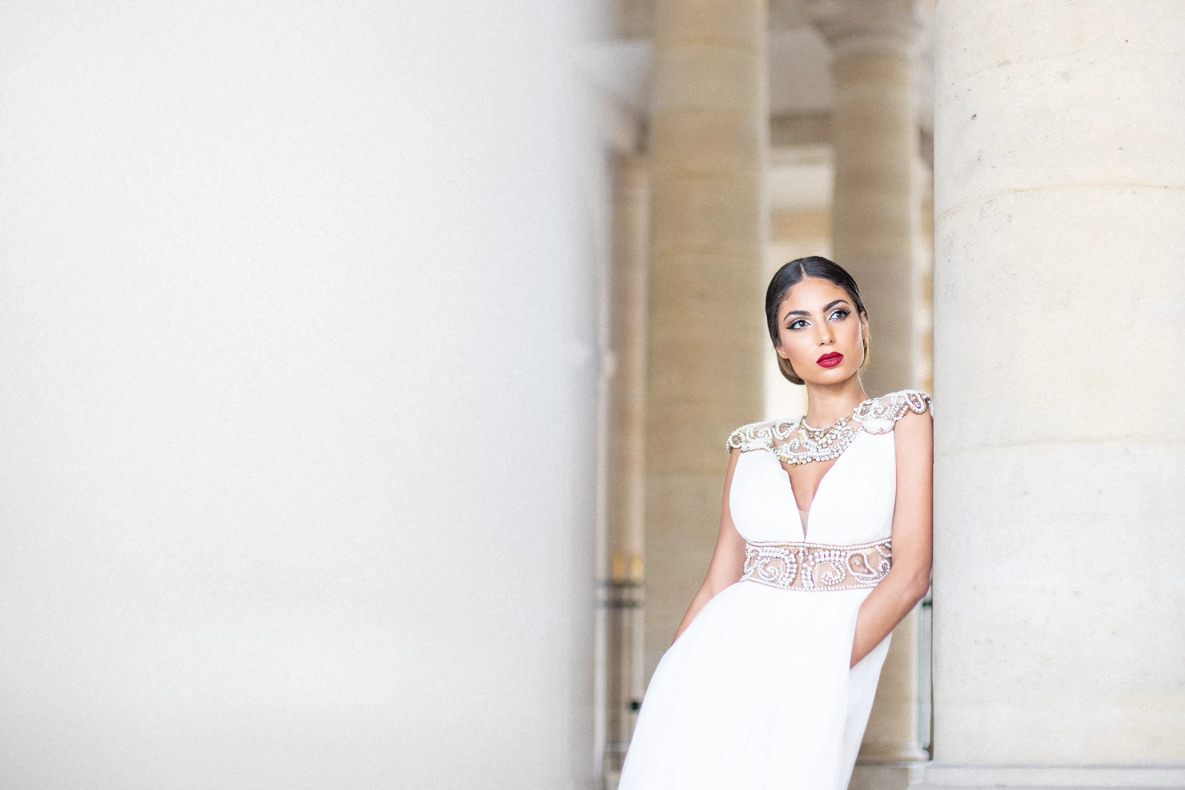 Robe blanche brodée entre les colonnes, Palais-Royal, Paris