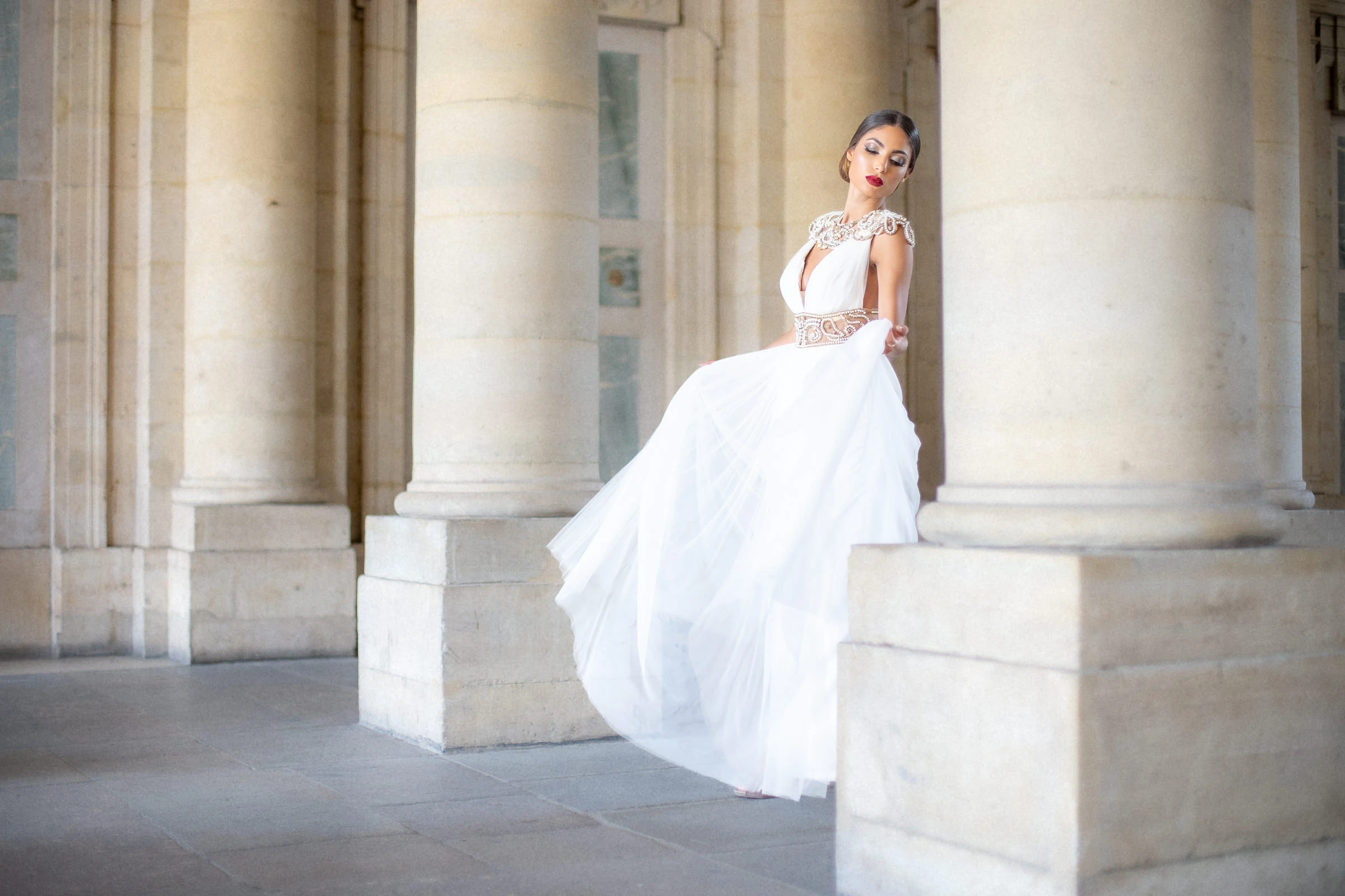 Robe blanche envolée dans la colonnade du Palais-Royal, Paris
