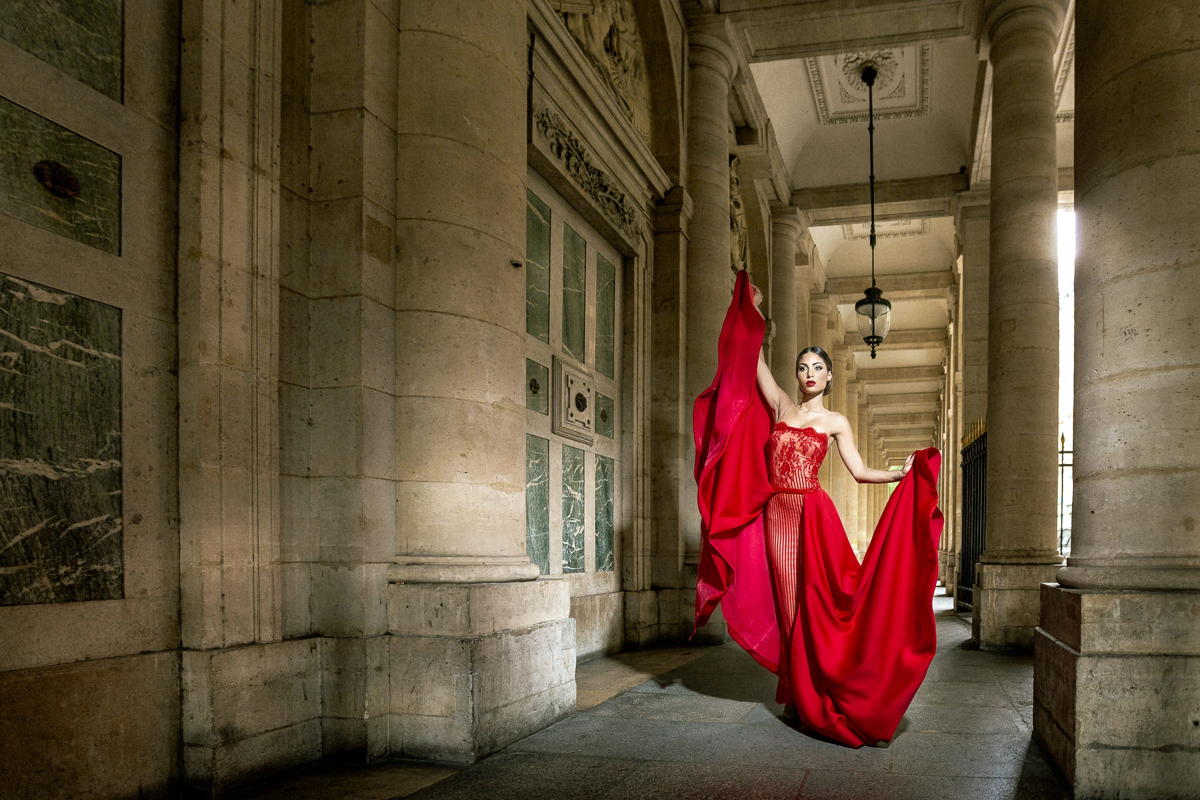 Robe rouge en mouvement dans la galerie du Palais-Royal, Paris