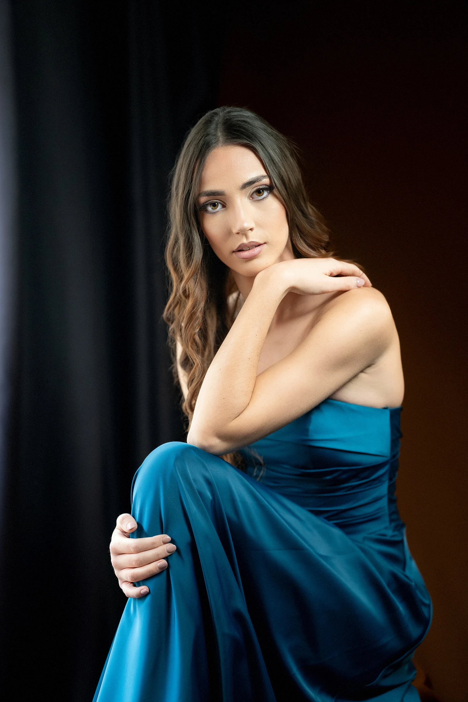 Portrait en robe de satin bleue, studio à Gien