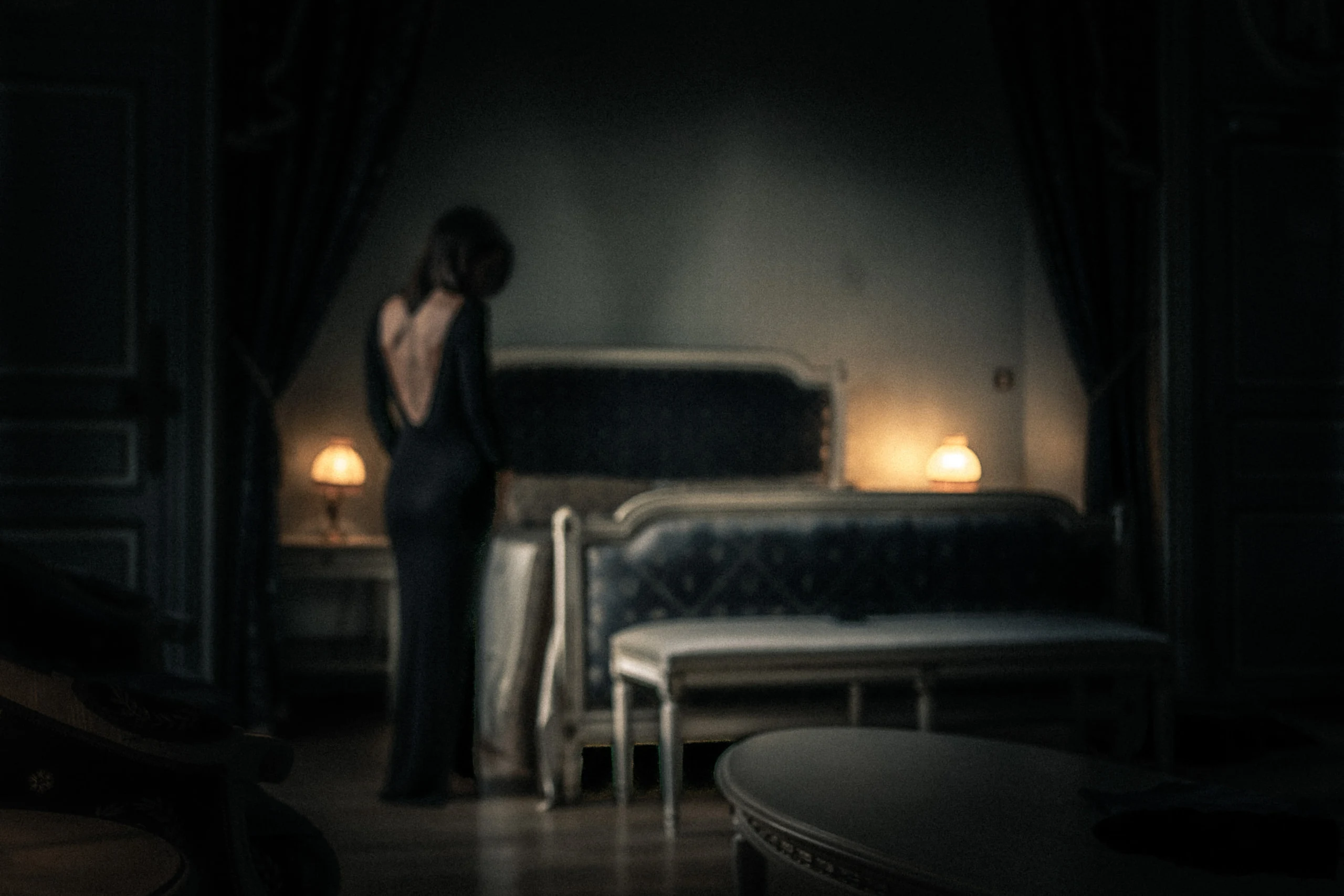 Silhouette en robe noire dans un salon du château de Villette