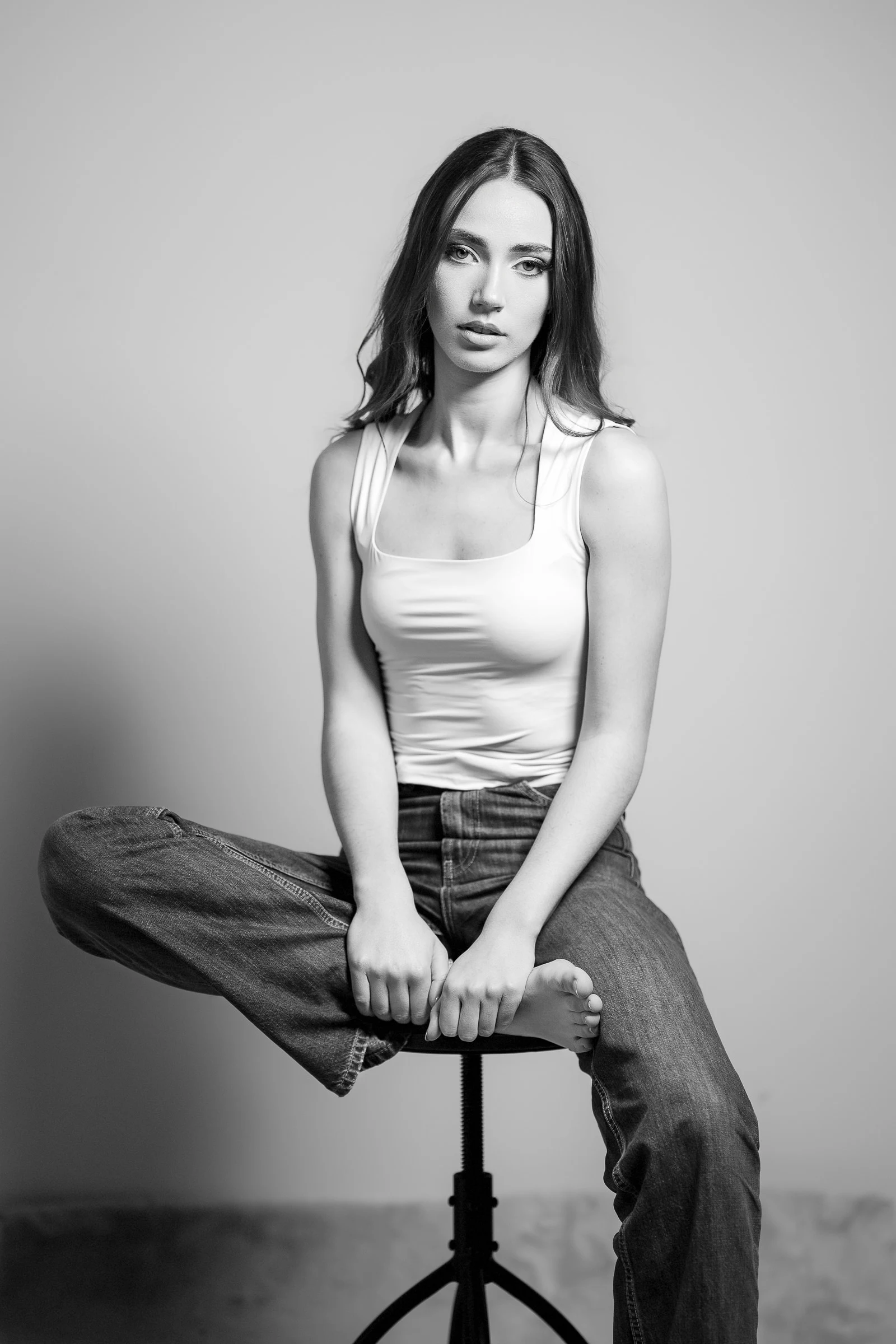 Portrait sur tabouret, fond clair, studio à Gien