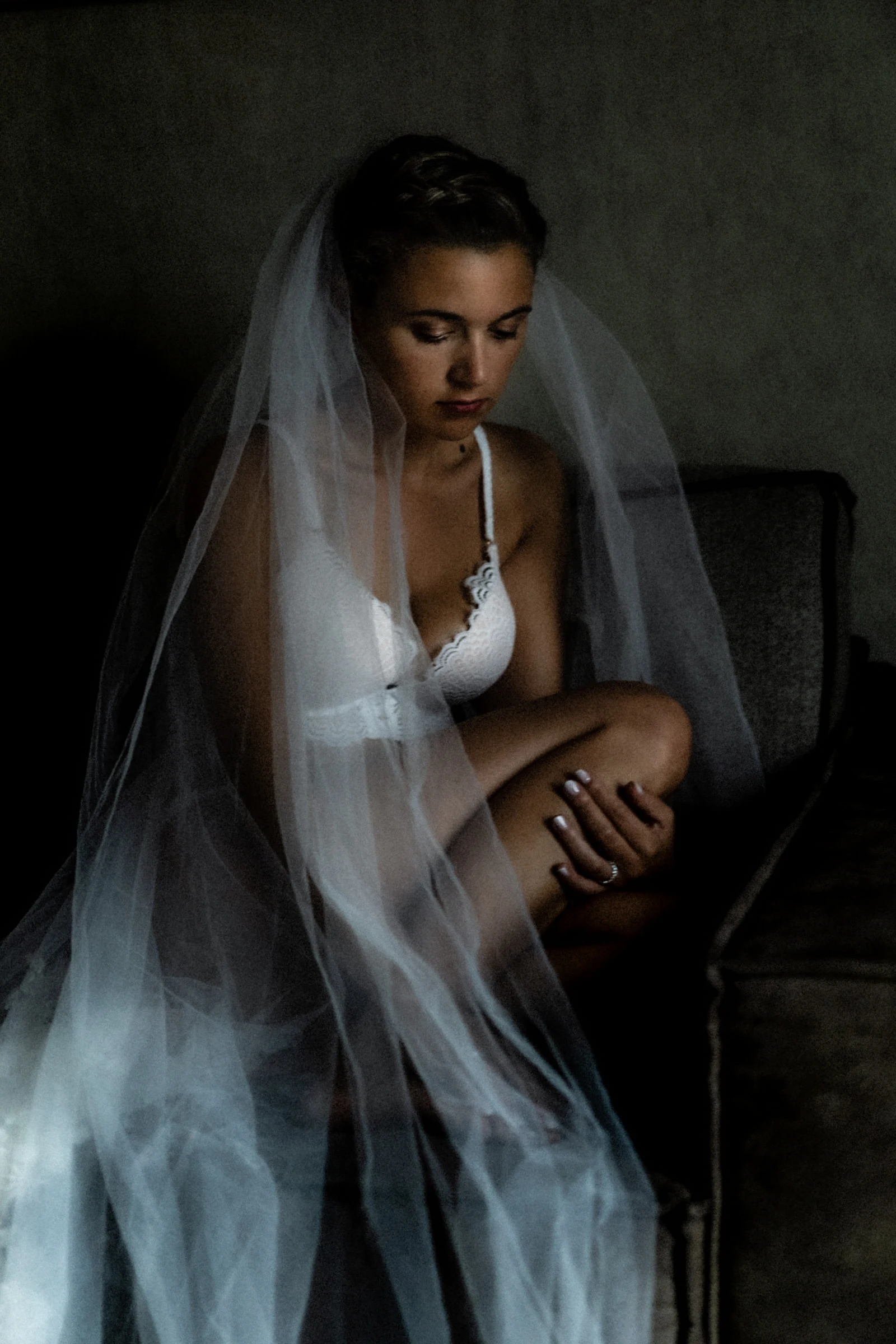 La mariée sous son voile pendant les préparatifs, clair-obscur, Deauville