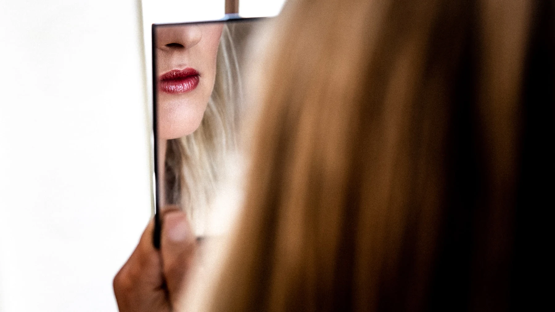 La mariée se maquille les lèvres, reflet dans le miroir, Andalousie