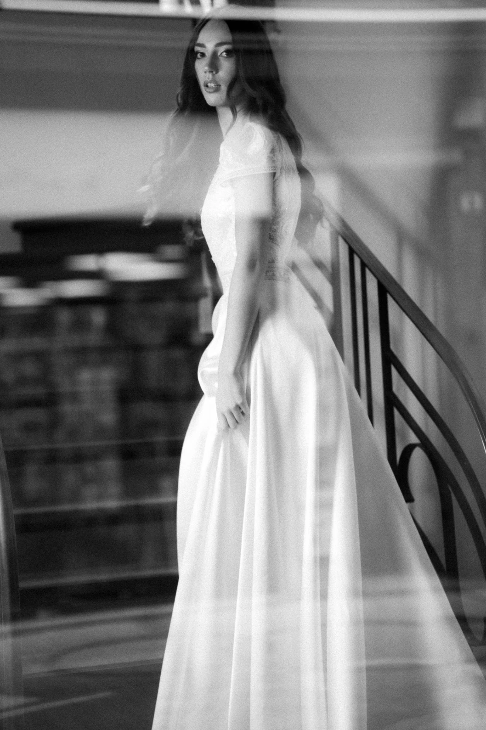 Robe blanche en mouvement dans l’escalier, noir et blanc