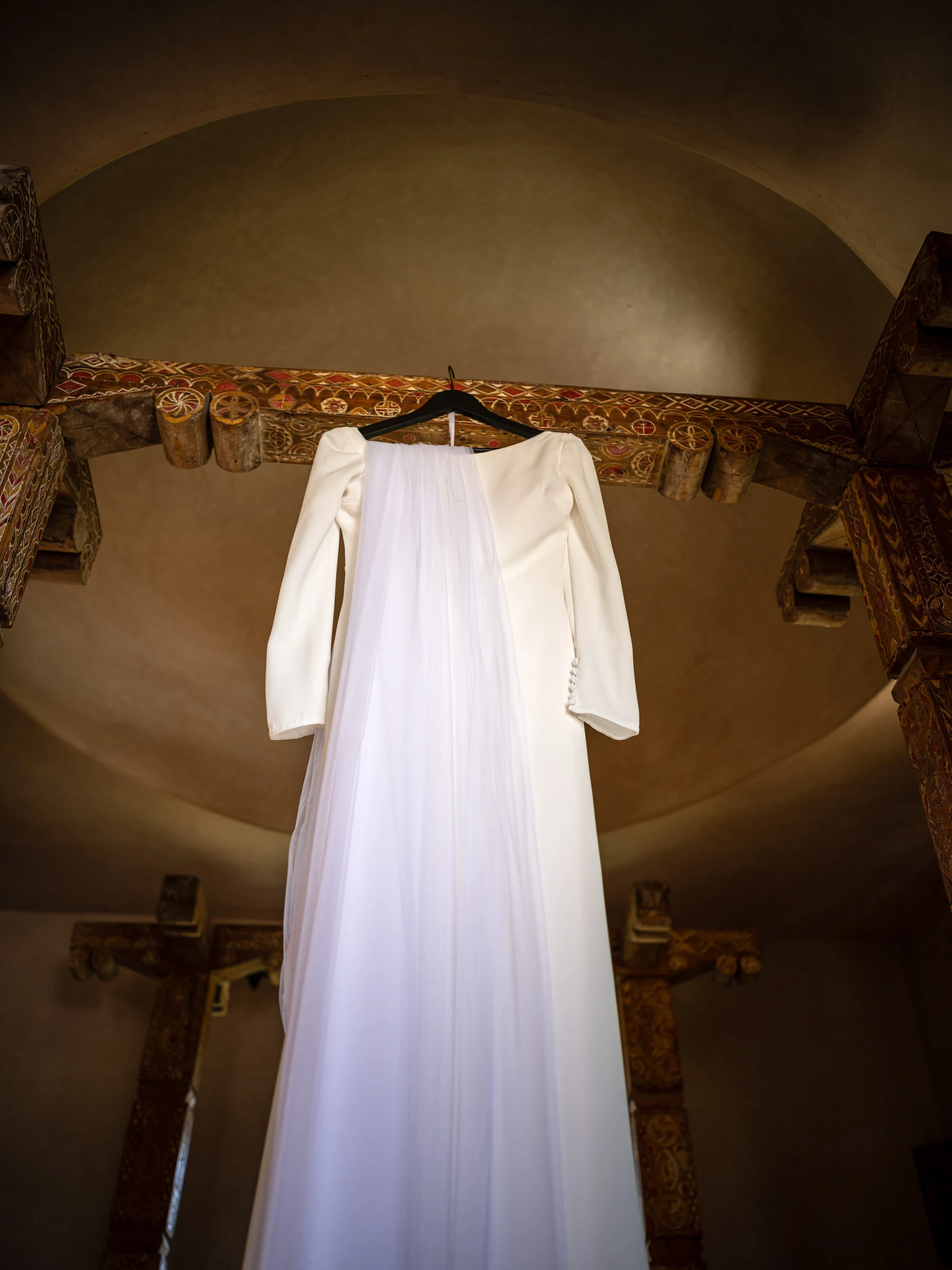 La robe suspendue sous la voûte, matin du mariage, Marrakech