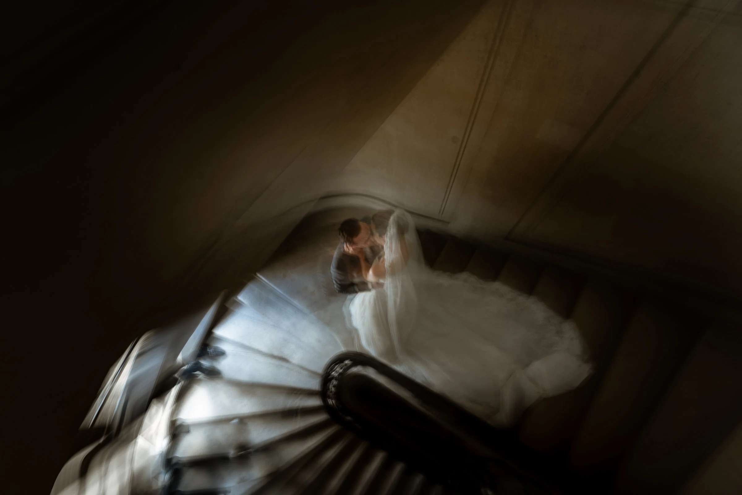 La robe en mouvement dans l’escalier du château de Champlâtreux