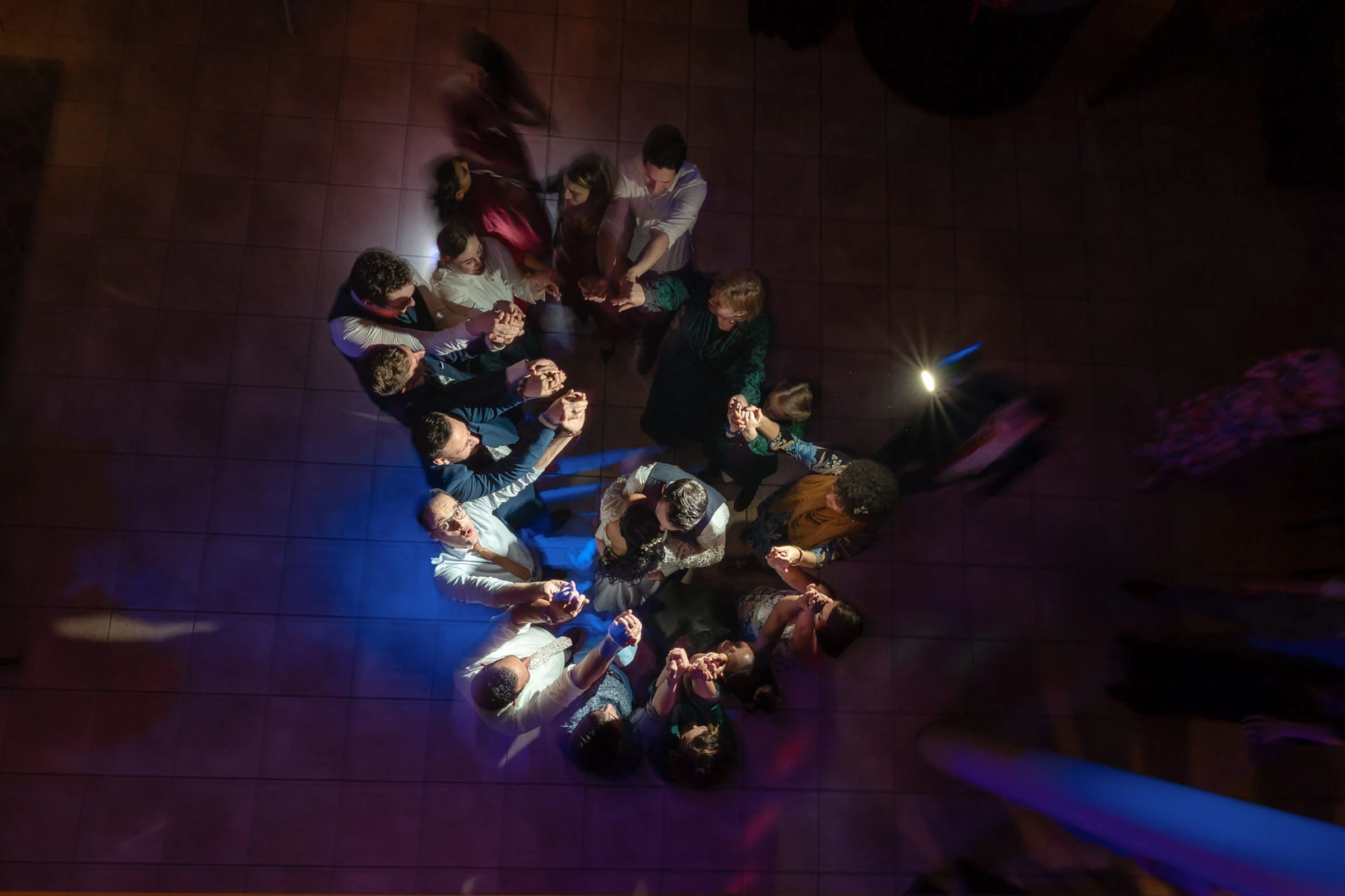 Ronde des invités sur la piste de danse, vue en plongée, Bruxelles
