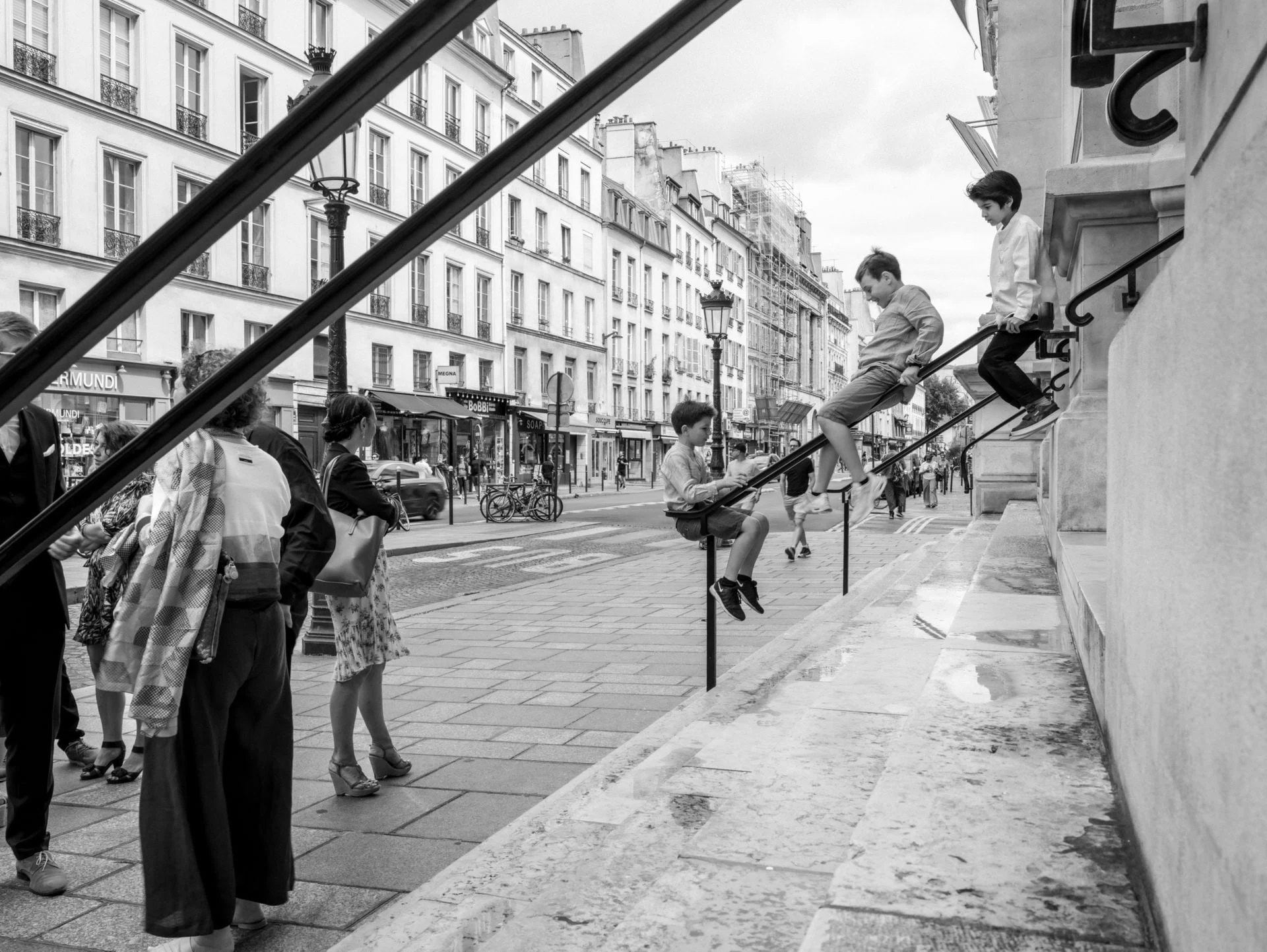 Rue parisienne en noir et blanc, jour de mariage