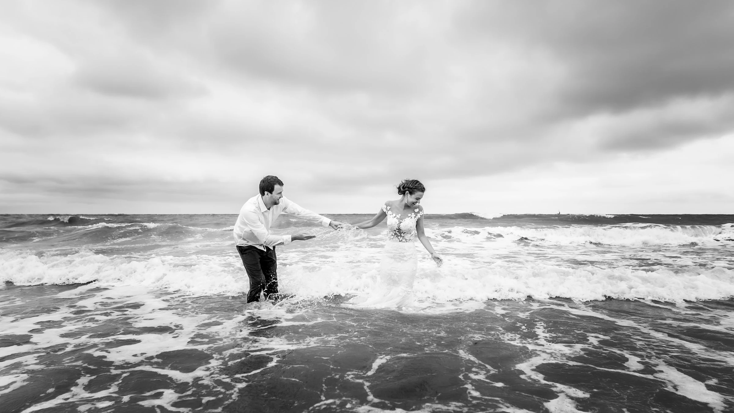 Séance jour d’après : le couple joue dans les vagues, Deauville