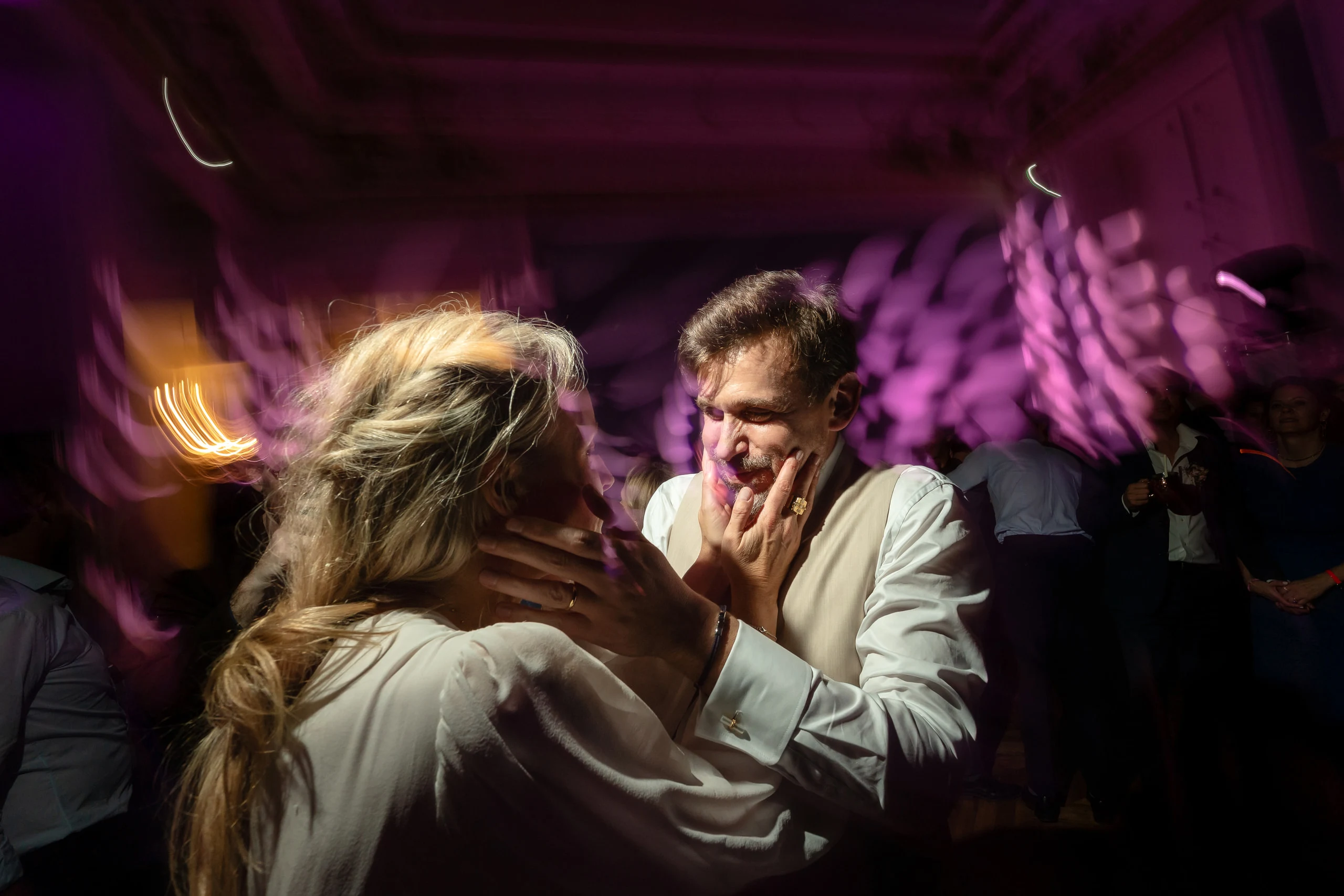 Baiser sur la piste de danse, château de Saint-Martin-du-Tertre, Val-d’Oise