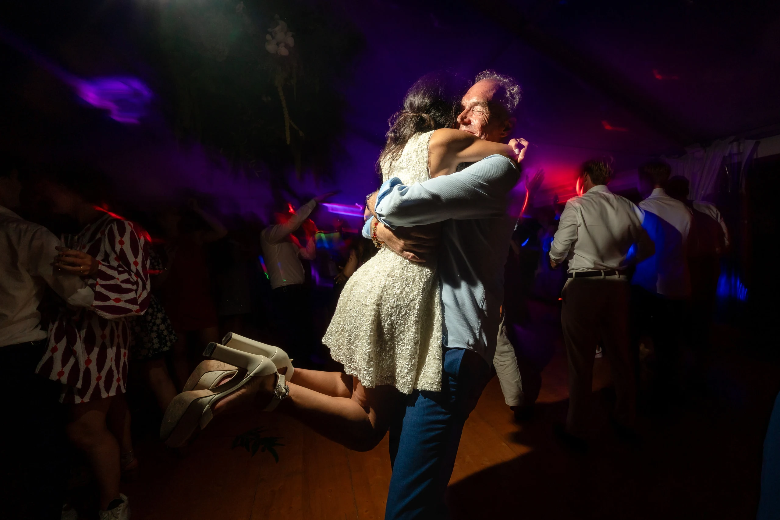 Étreinte sur la piste de danse, jardins de Coppélia