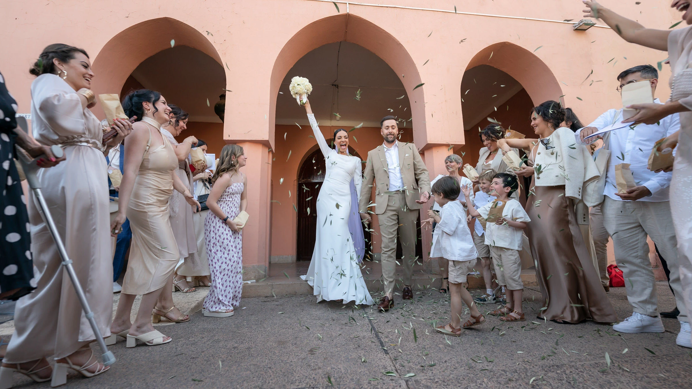 Sortie sous les arcades roses au milieu des invités, Marrakech